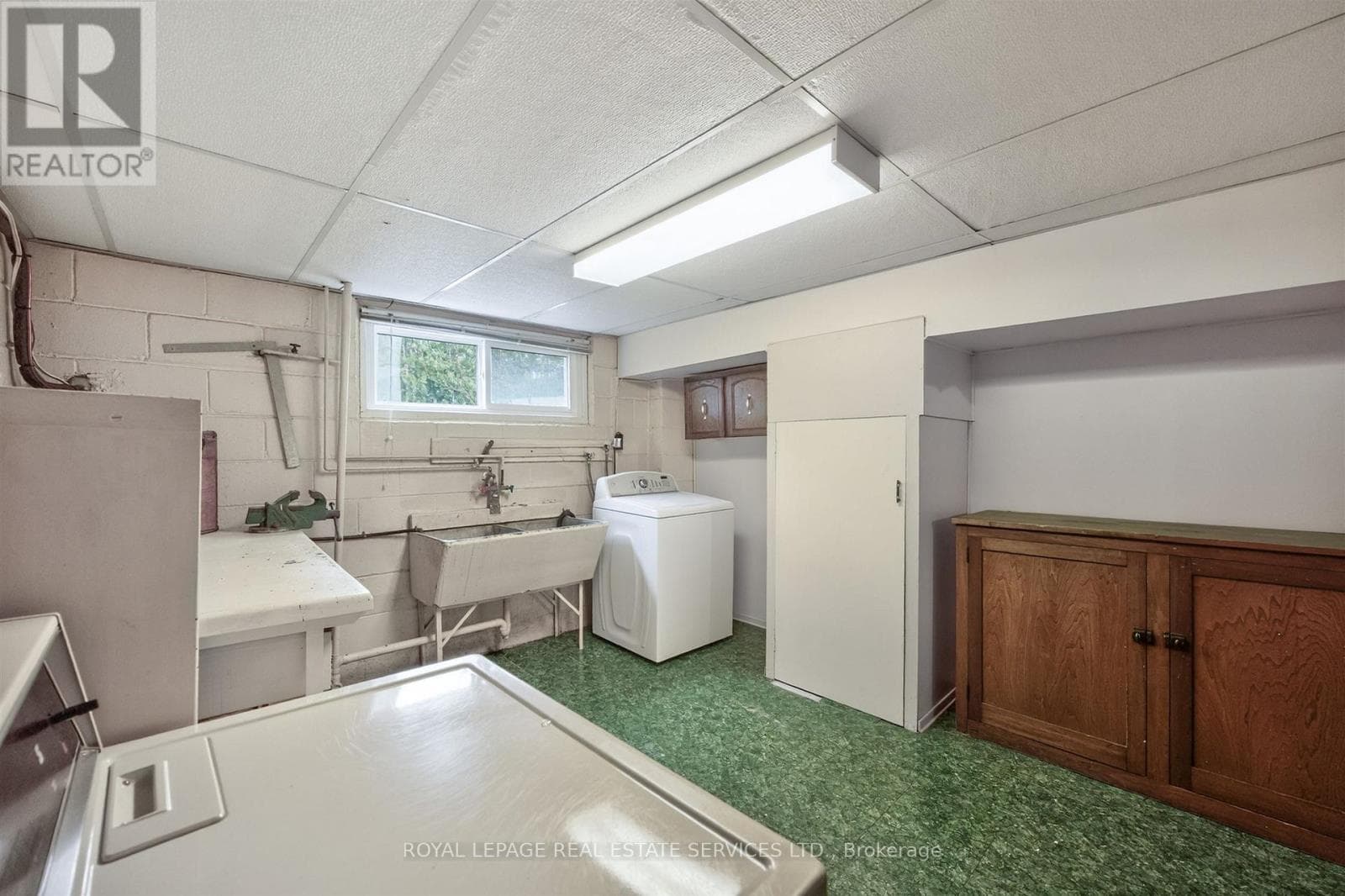 Markland Wood mid-century detached with separate side entrance and in-law suite potential 27
