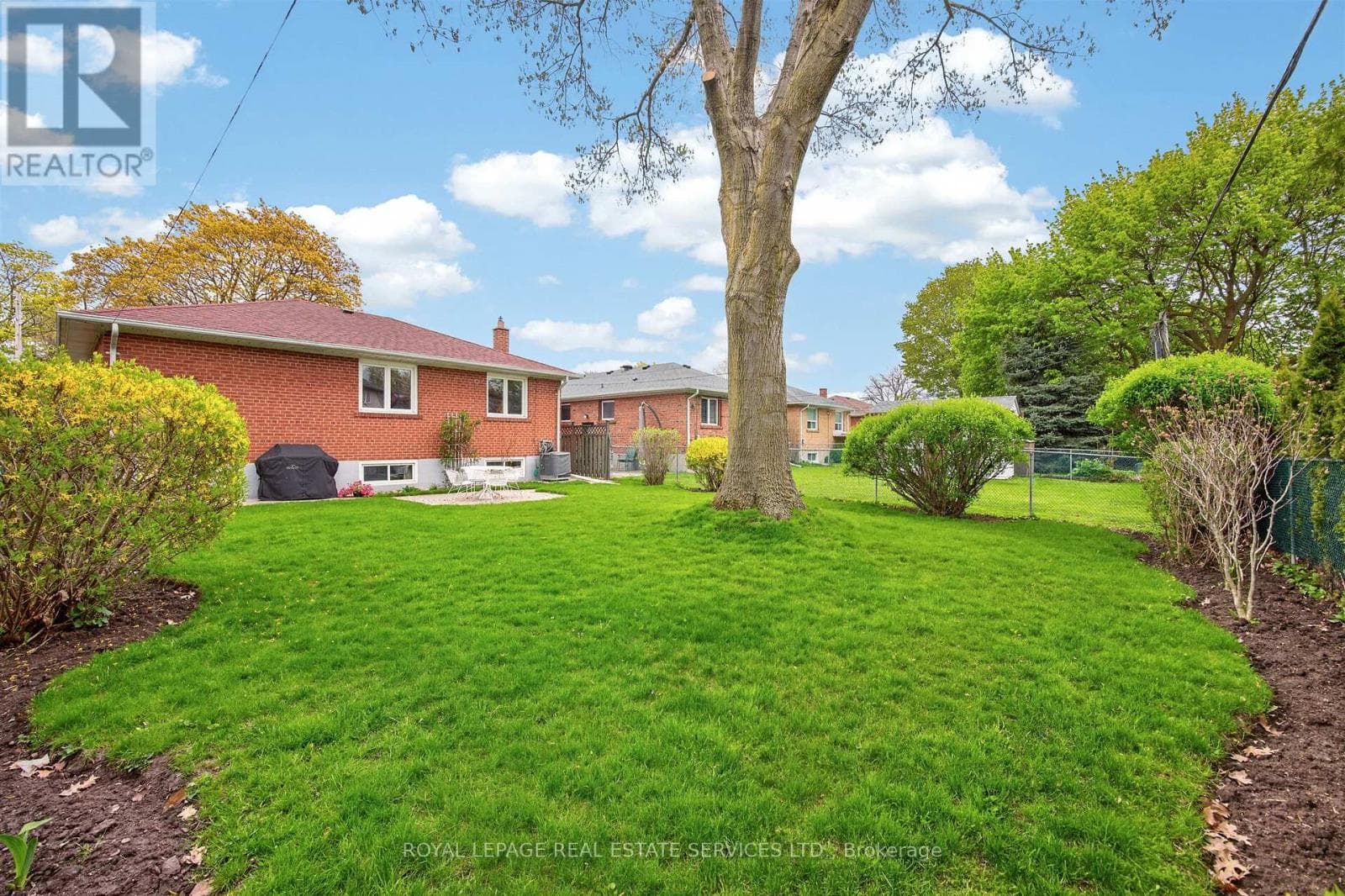 Markland Wood mid-century detached with separate side entrance and in-law suite potential 31