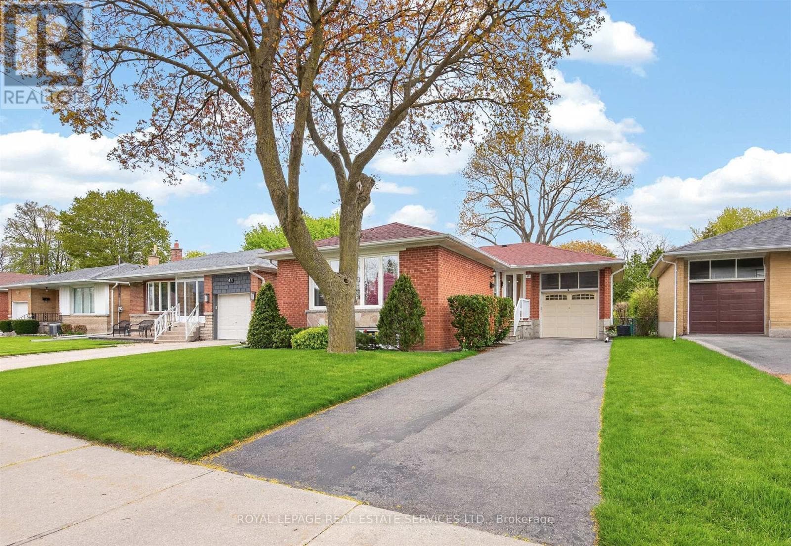 Markland Wood mid-century detached with separate side entrance and in-law suite potential 34