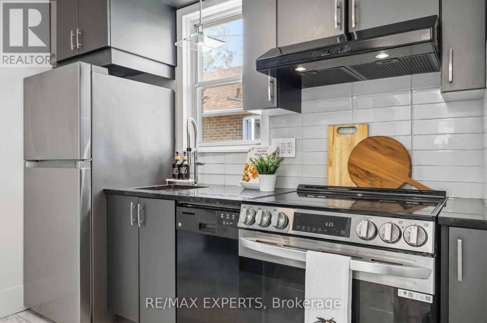 Renovated Birchcliffe bungalow with tenanted lower suite and separate side entrance 10