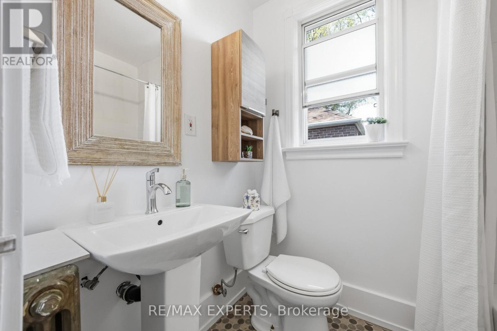 Renovated Birchcliffe bungalow with tenanted lower suite and separate side entrance 11
