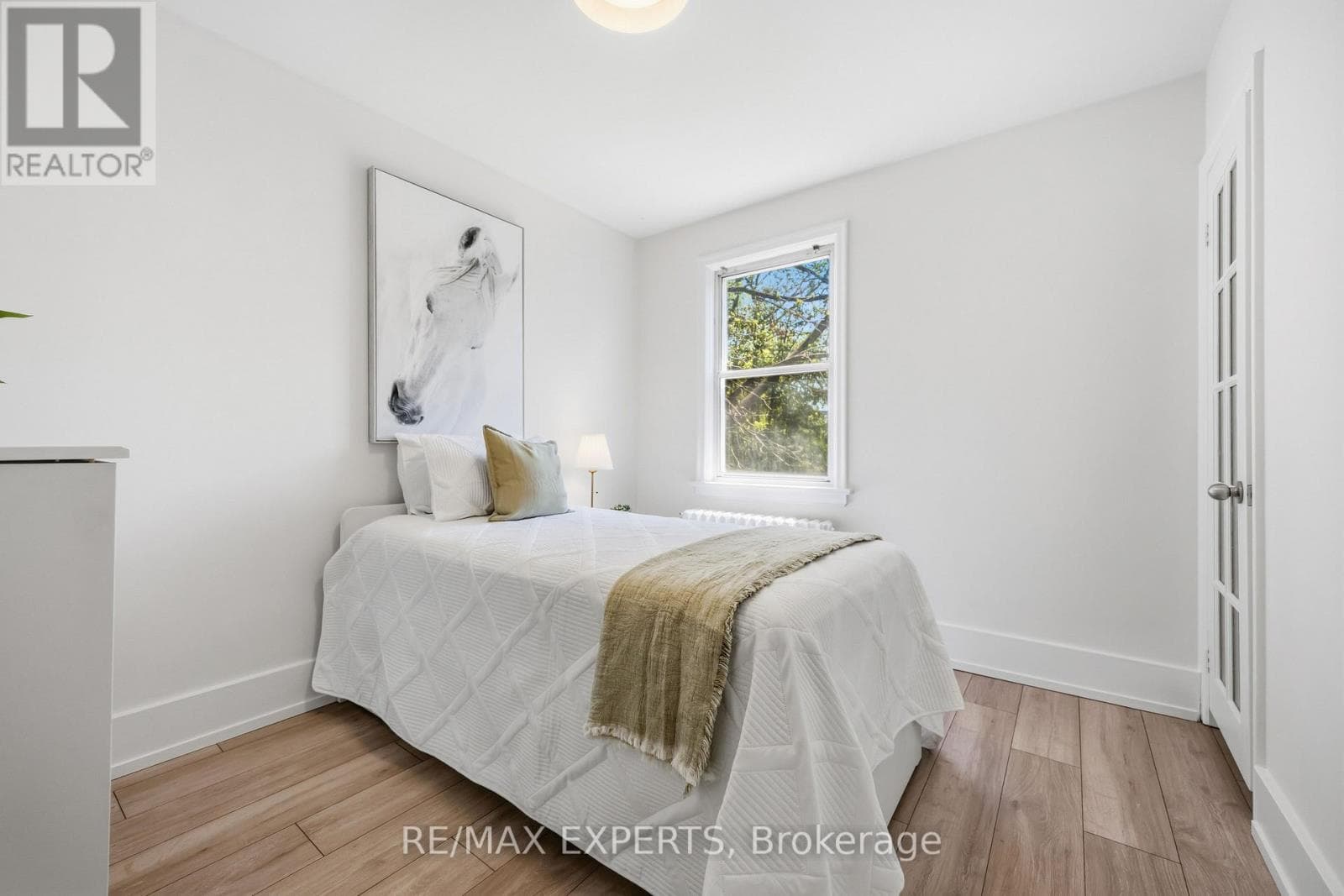 Renovated Birchcliffe bungalow with tenanted lower suite and separate side entrance 12