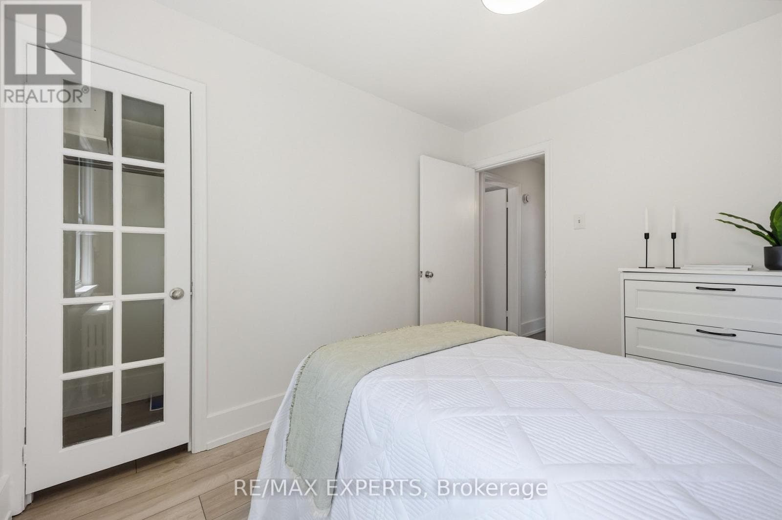 Renovated Birchcliffe bungalow with tenanted lower suite and separate side entrance 13