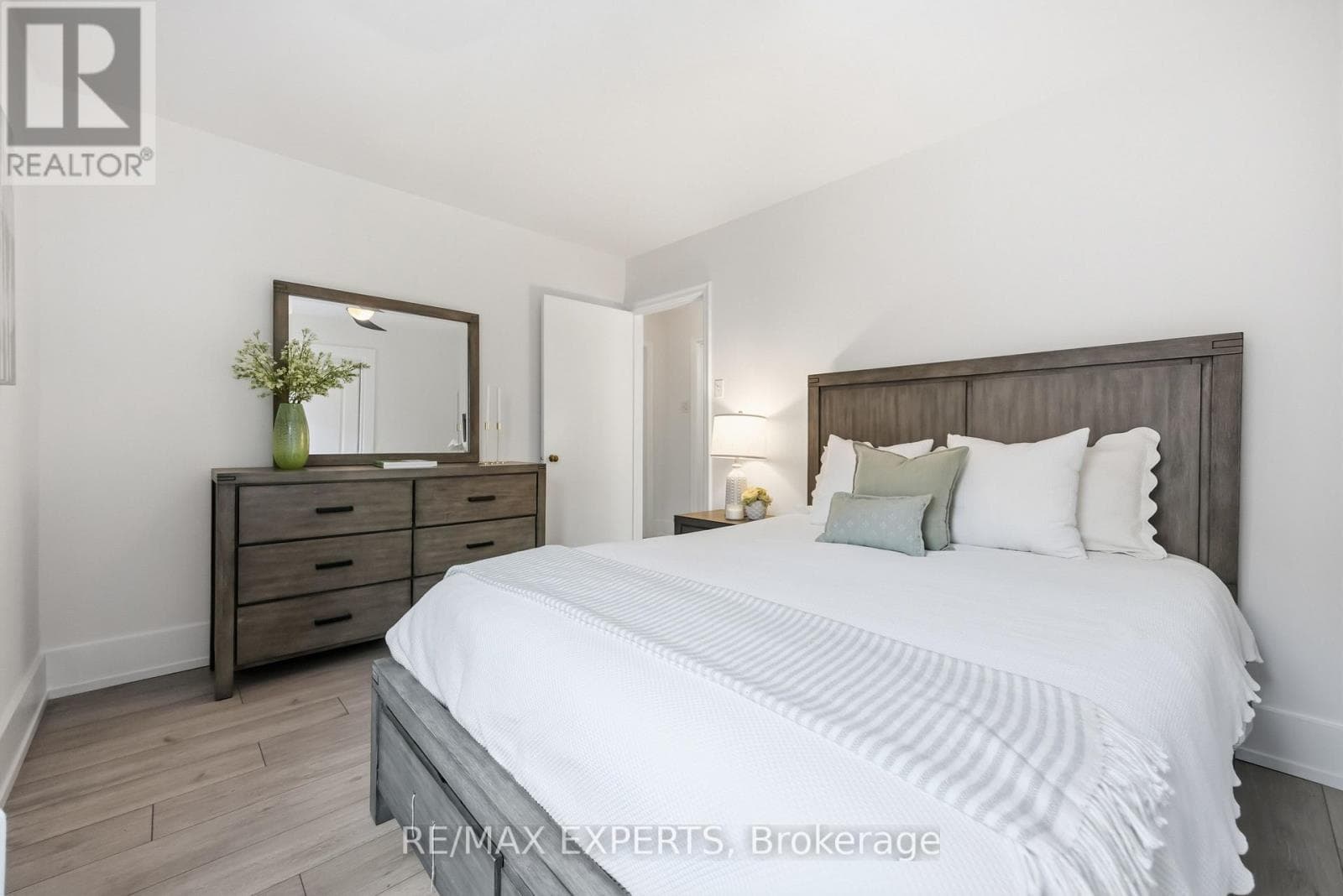 Renovated Birchcliffe bungalow with tenanted lower suite and separate side entrance 14