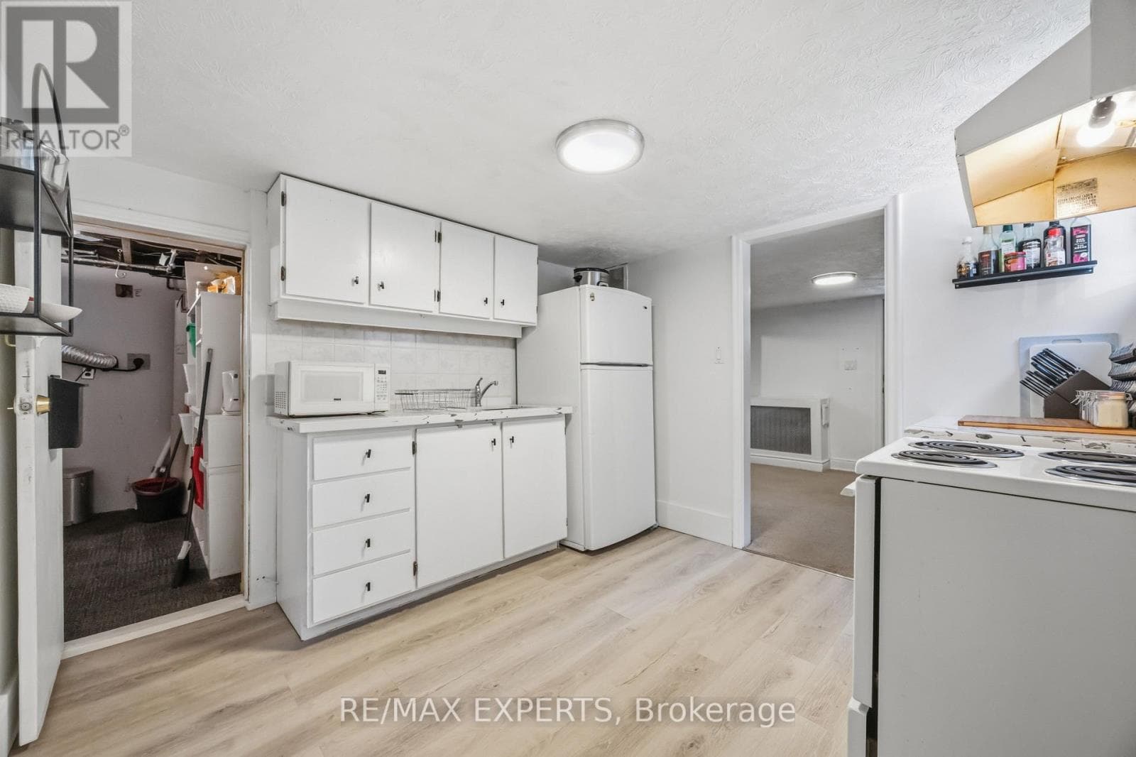 Renovated Birchcliffe bungalow with tenanted lower suite and separate side entrance 18