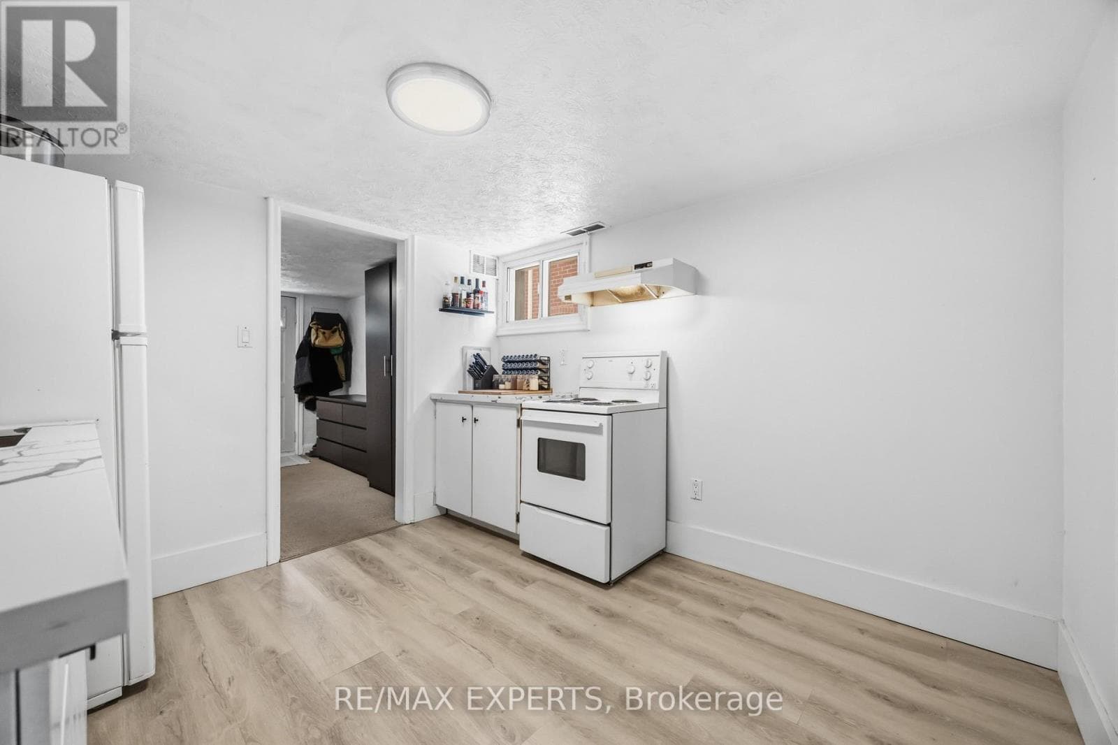 Renovated Birchcliffe bungalow with tenanted lower suite and separate side entrance 19