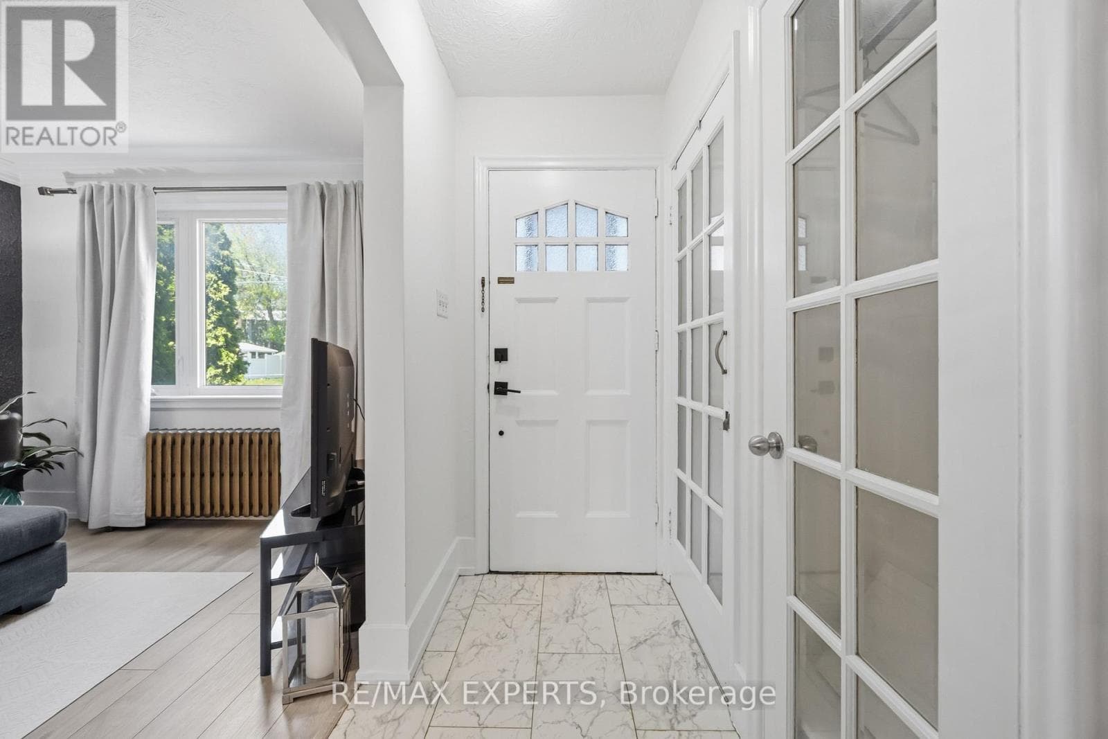 Renovated Birchcliffe bungalow with tenanted lower suite and separate side entrance 2