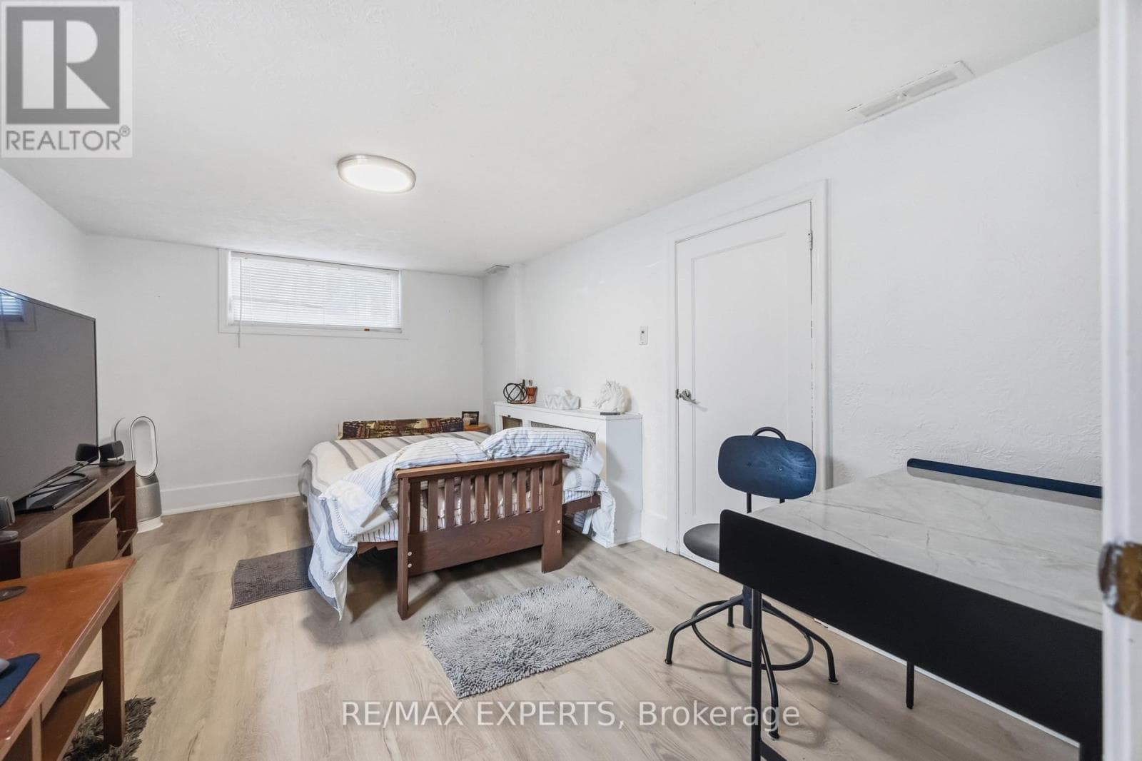Renovated Birchcliffe bungalow with tenanted lower suite and separate side entrance 20