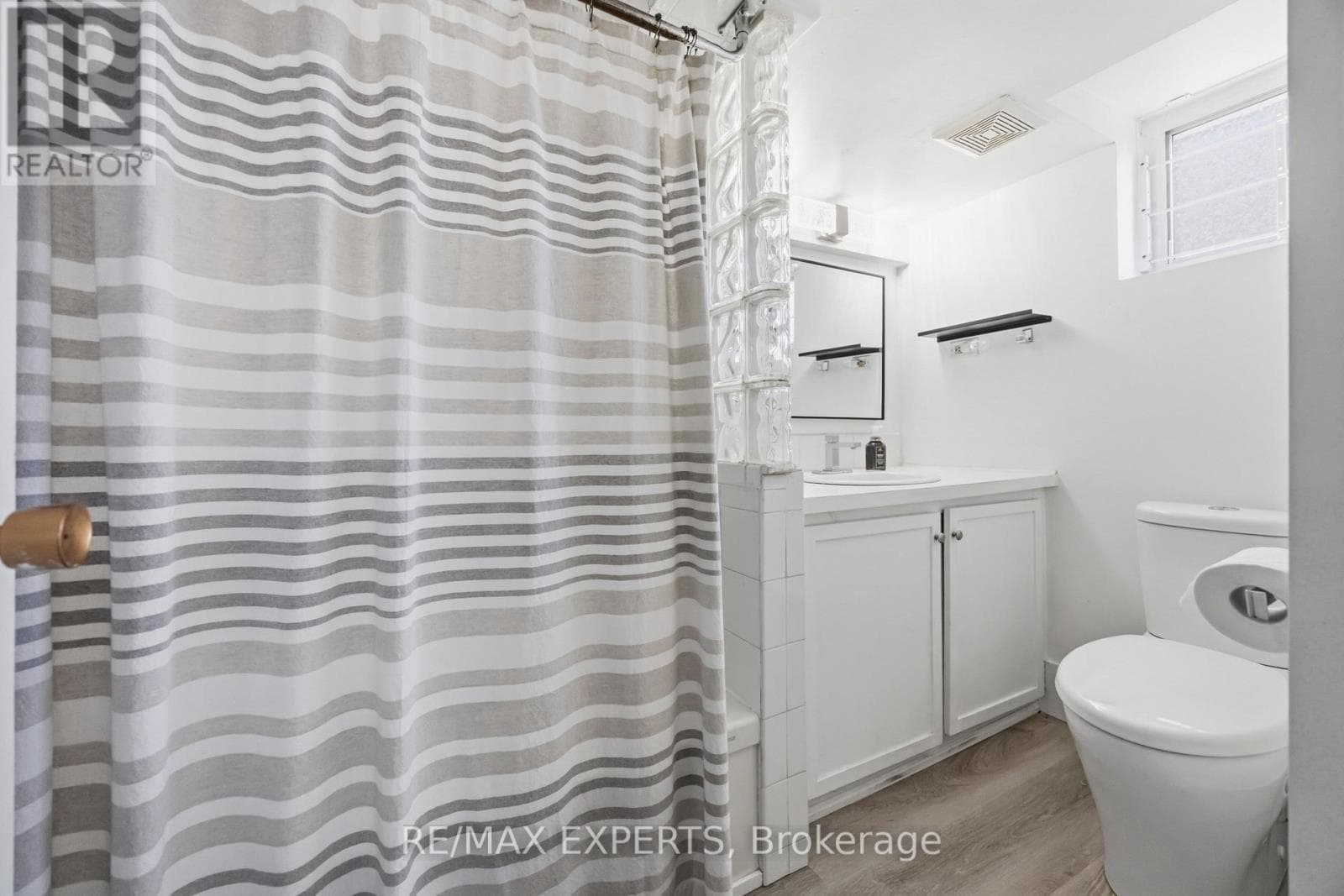 Renovated Birchcliffe bungalow with tenanted lower suite and separate side entrance 22