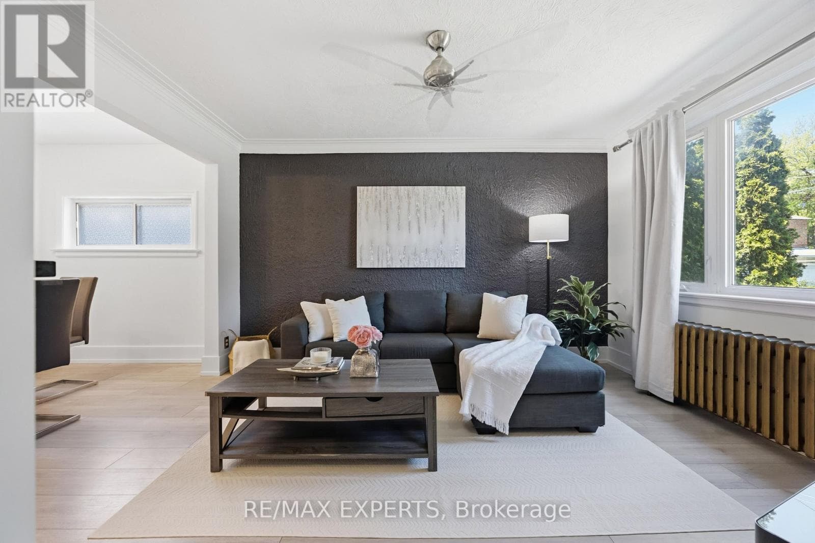 Renovated Birchcliffe bungalow with tenanted lower suite and separate side entrance 3