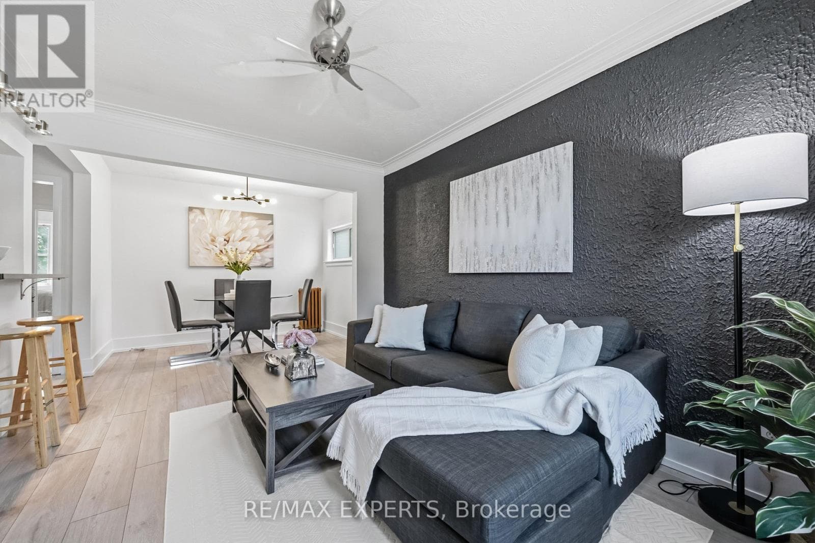Renovated Birchcliffe bungalow with tenanted lower suite and separate side entrance 4