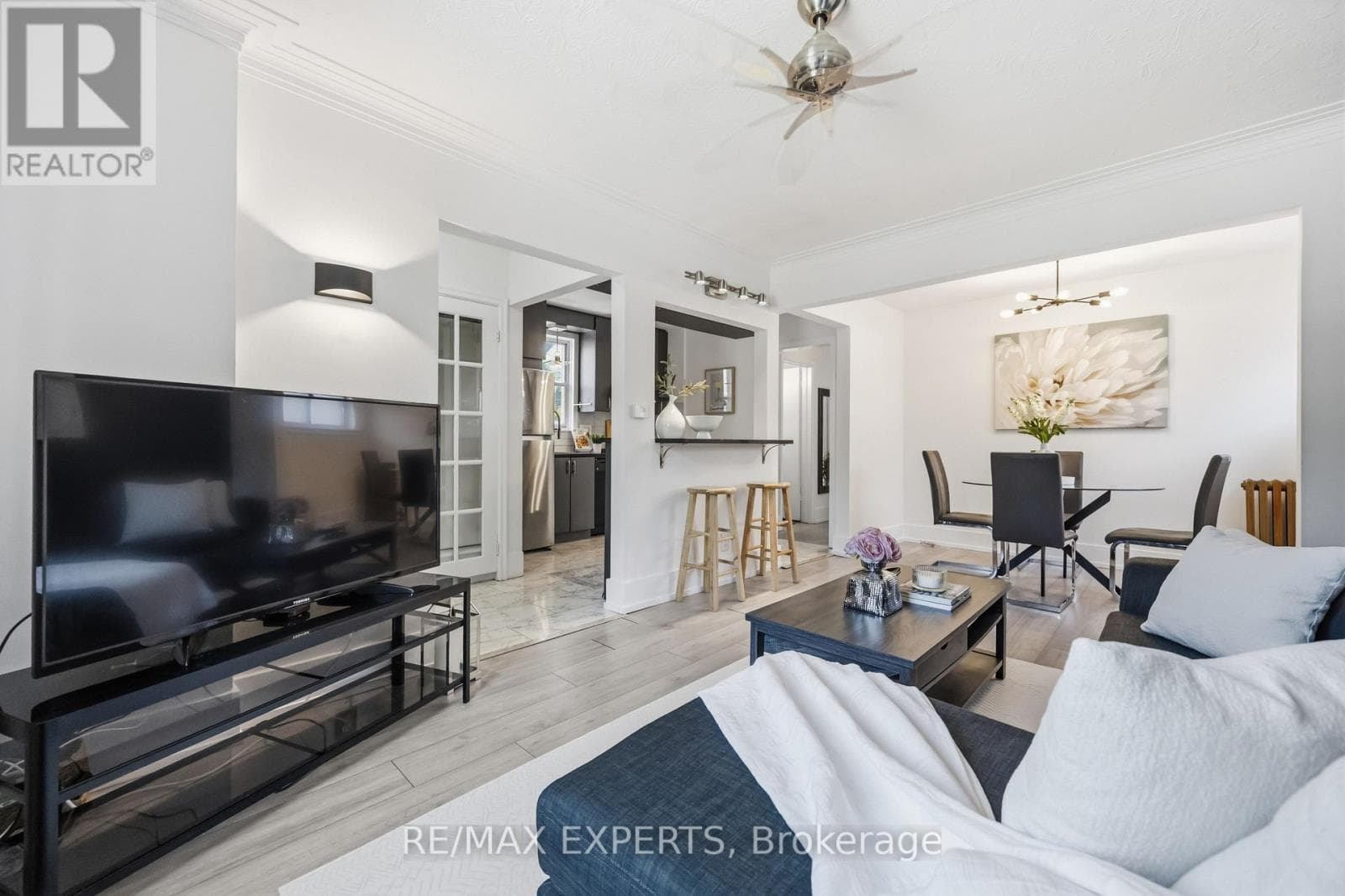 Renovated Birchcliffe bungalow with tenanted lower suite and separate side entrance 5