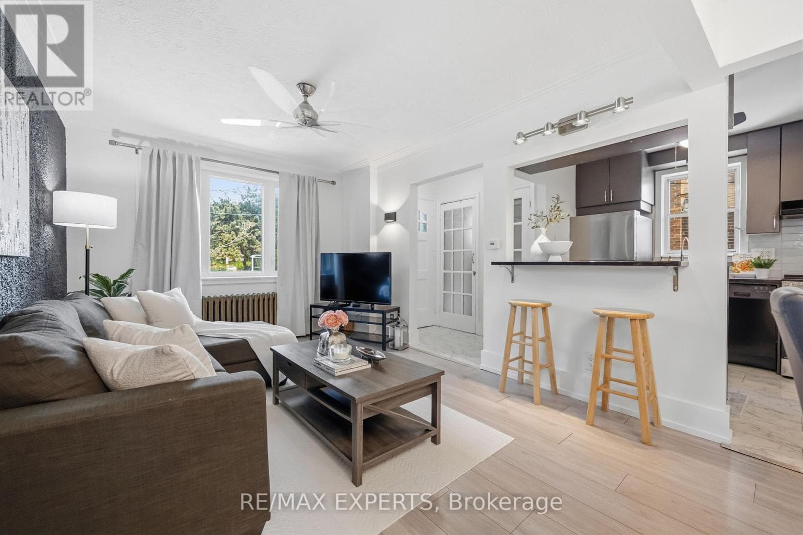 Renovated Birchcliffe bungalow with tenanted lower suite and separate side entrance 6