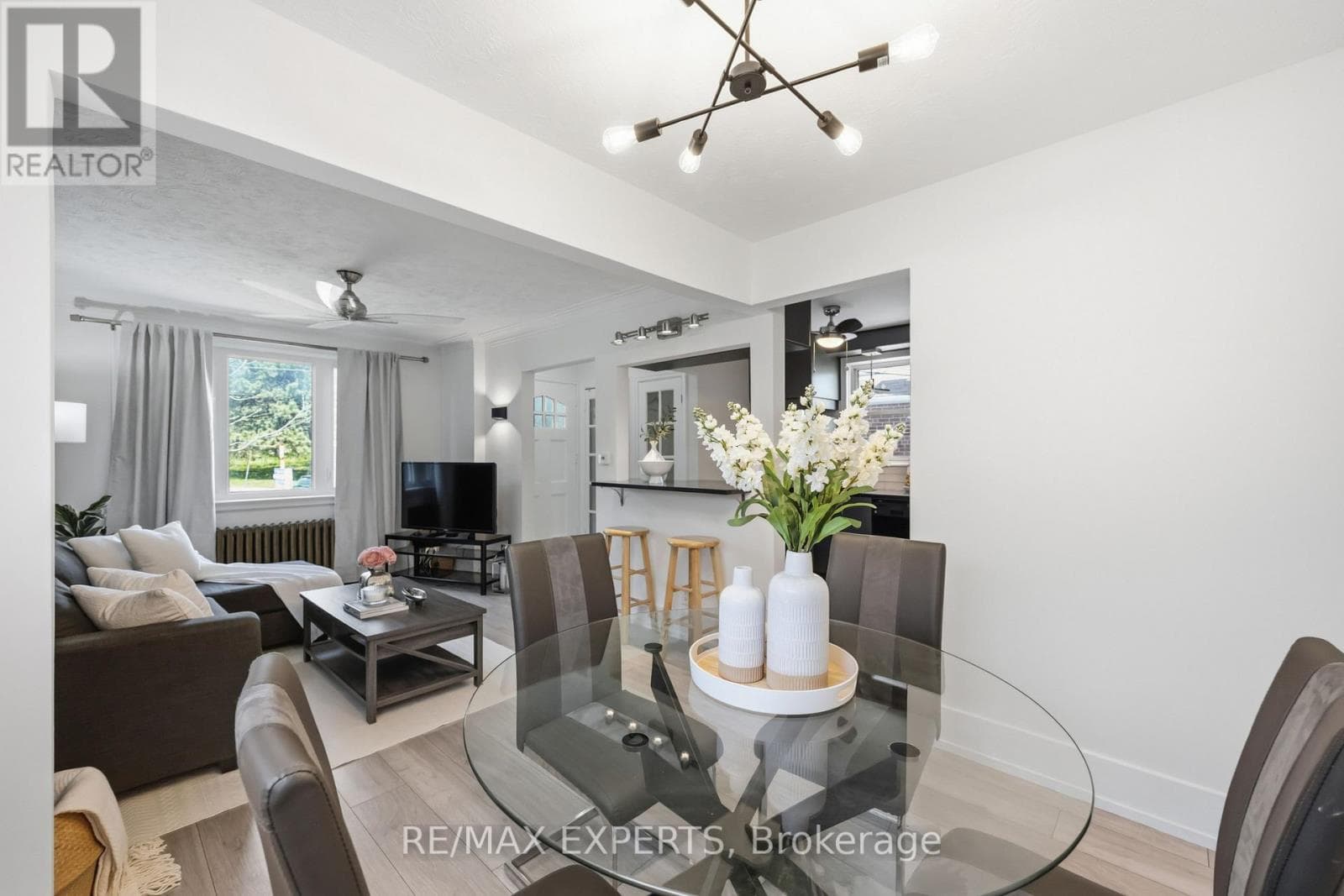Renovated Birchcliffe bungalow with tenanted lower suite and separate side entrance 7