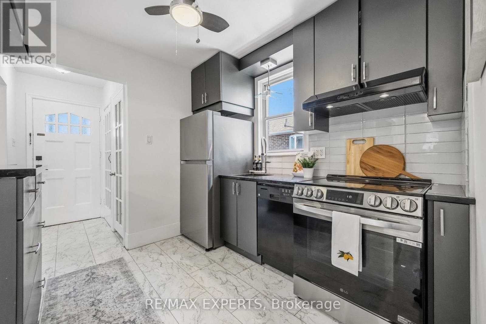 Renovated Birchcliffe bungalow with tenanted lower suite and separate side entrance 8