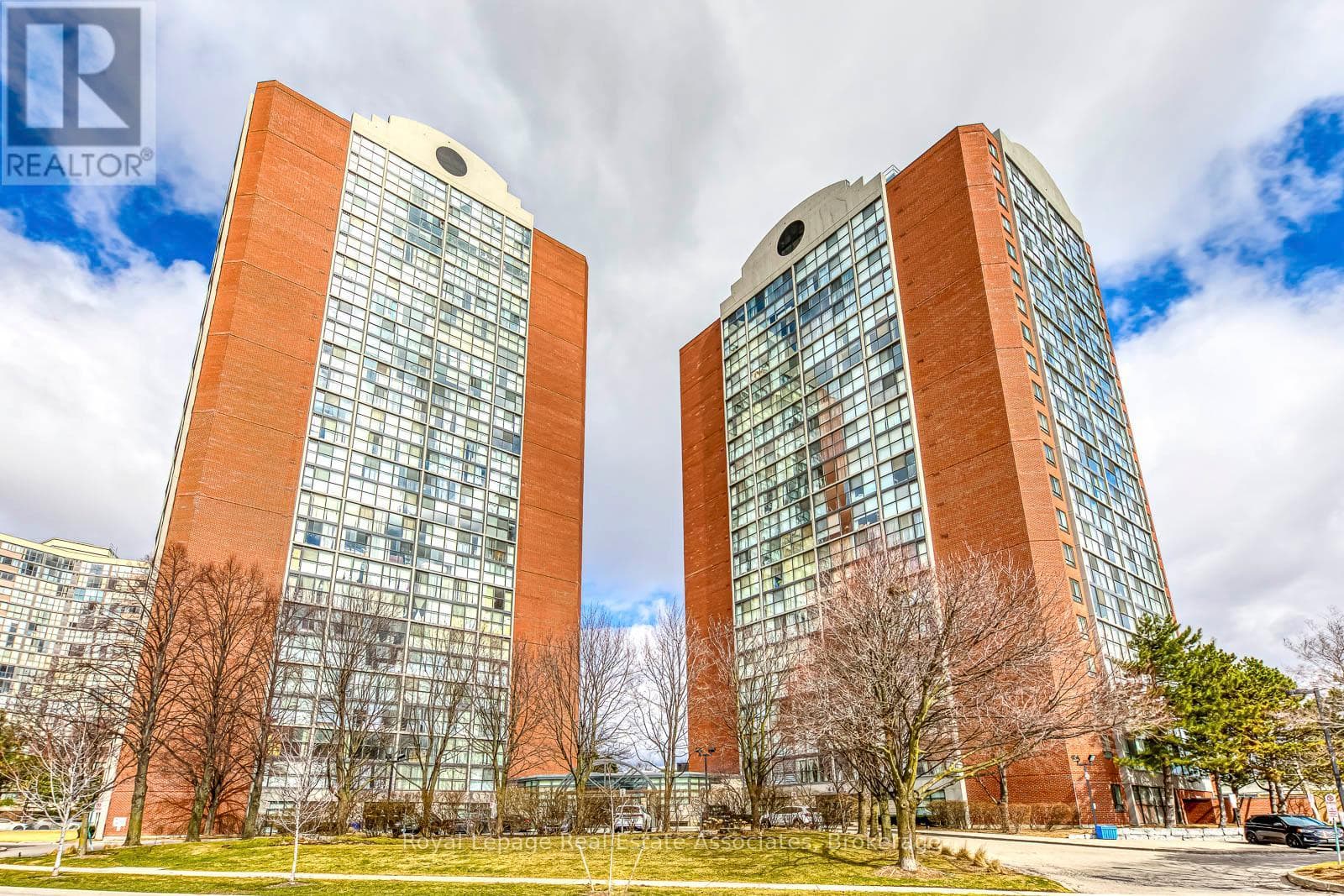 Penthouse 2-bed at Chelsea Towers, steps to Square One and future Hurontario LRT