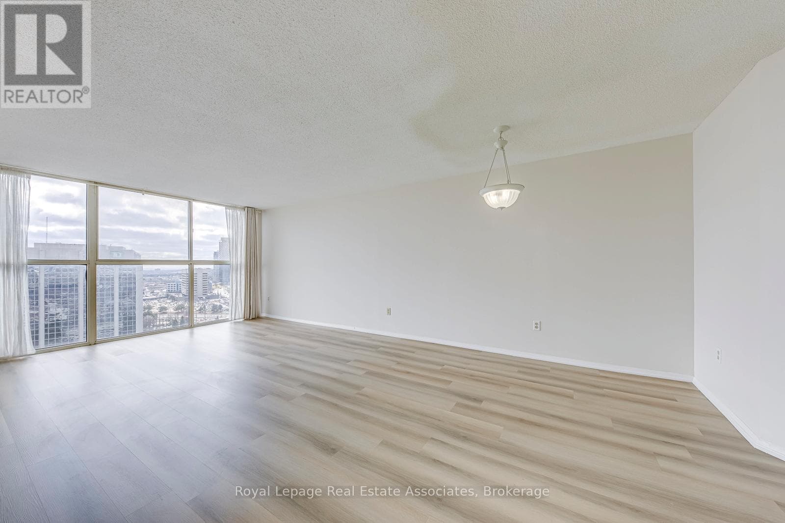 Chelsea Towers penthouse in Mississauga City Centre, steps to future Hurontario LRT 10