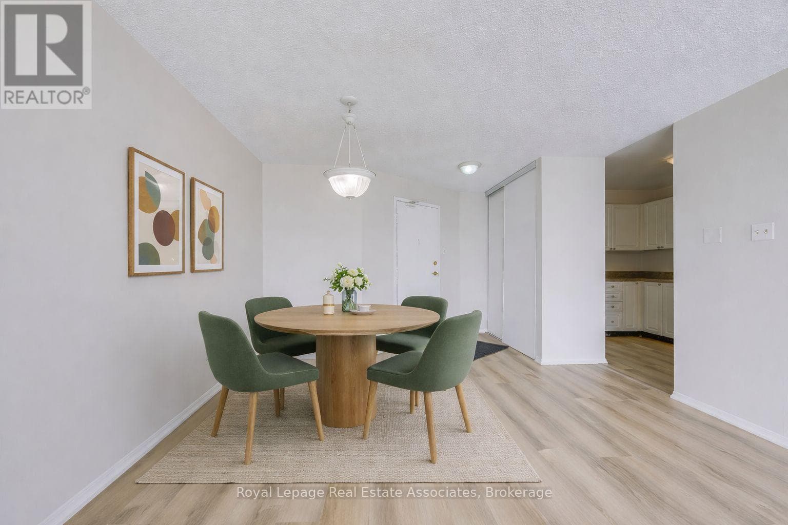 Chelsea Towers penthouse in Mississauga City Centre, steps to future Hurontario LRT 11