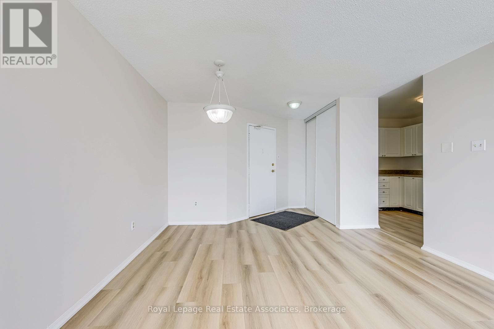 Chelsea Towers penthouse in Mississauga City Centre, steps to future Hurontario LRT 12