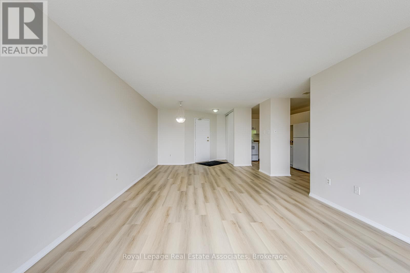 Chelsea Towers penthouse in Mississauga City Centre, steps to future Hurontario LRT 13