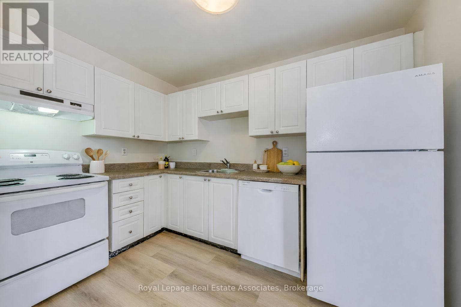 Chelsea Towers penthouse in Mississauga City Centre, steps to future Hurontario LRT 14