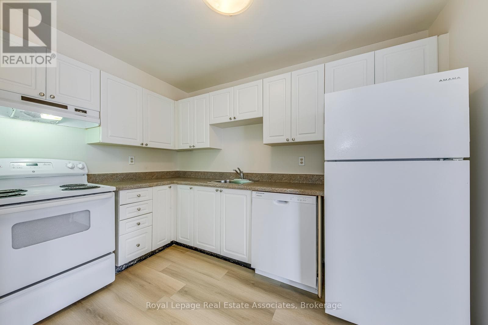 Chelsea Towers penthouse in Mississauga City Centre, steps to future Hurontario LRT 15