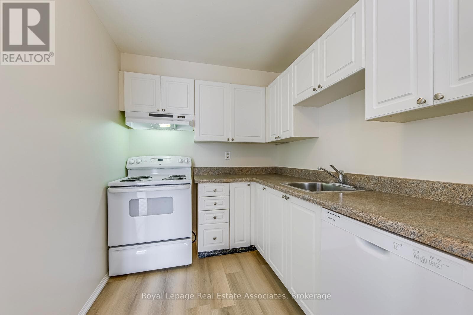 Chelsea Towers penthouse in Mississauga City Centre, steps to future Hurontario LRT 16