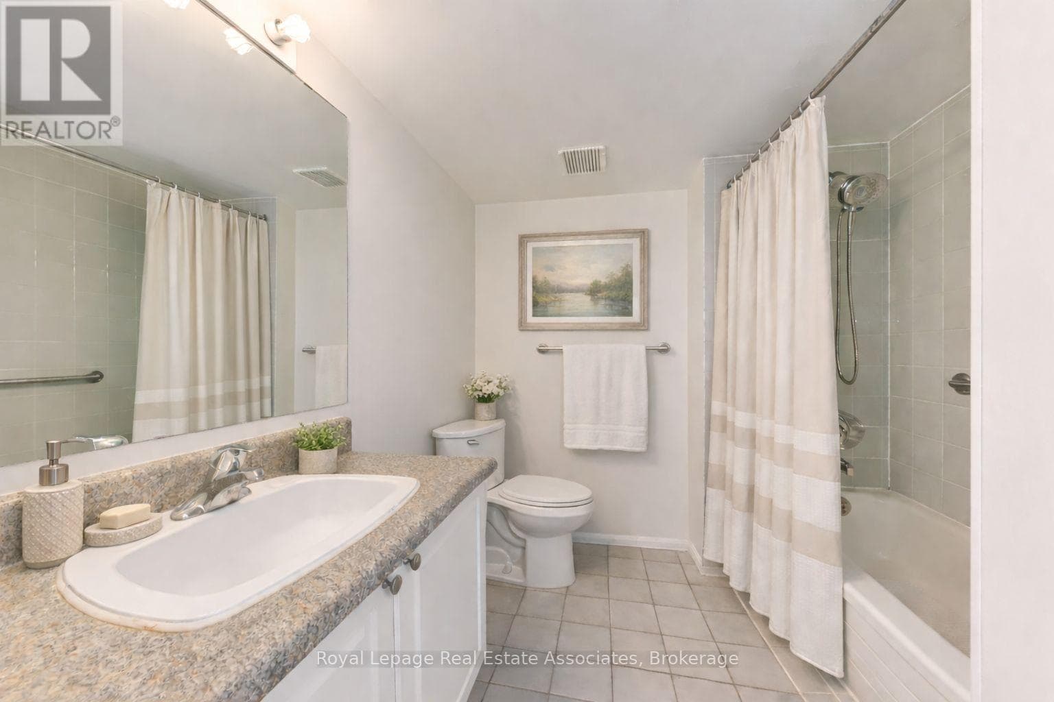 Chelsea Towers penthouse in Mississauga City Centre, steps to future Hurontario LRT 17