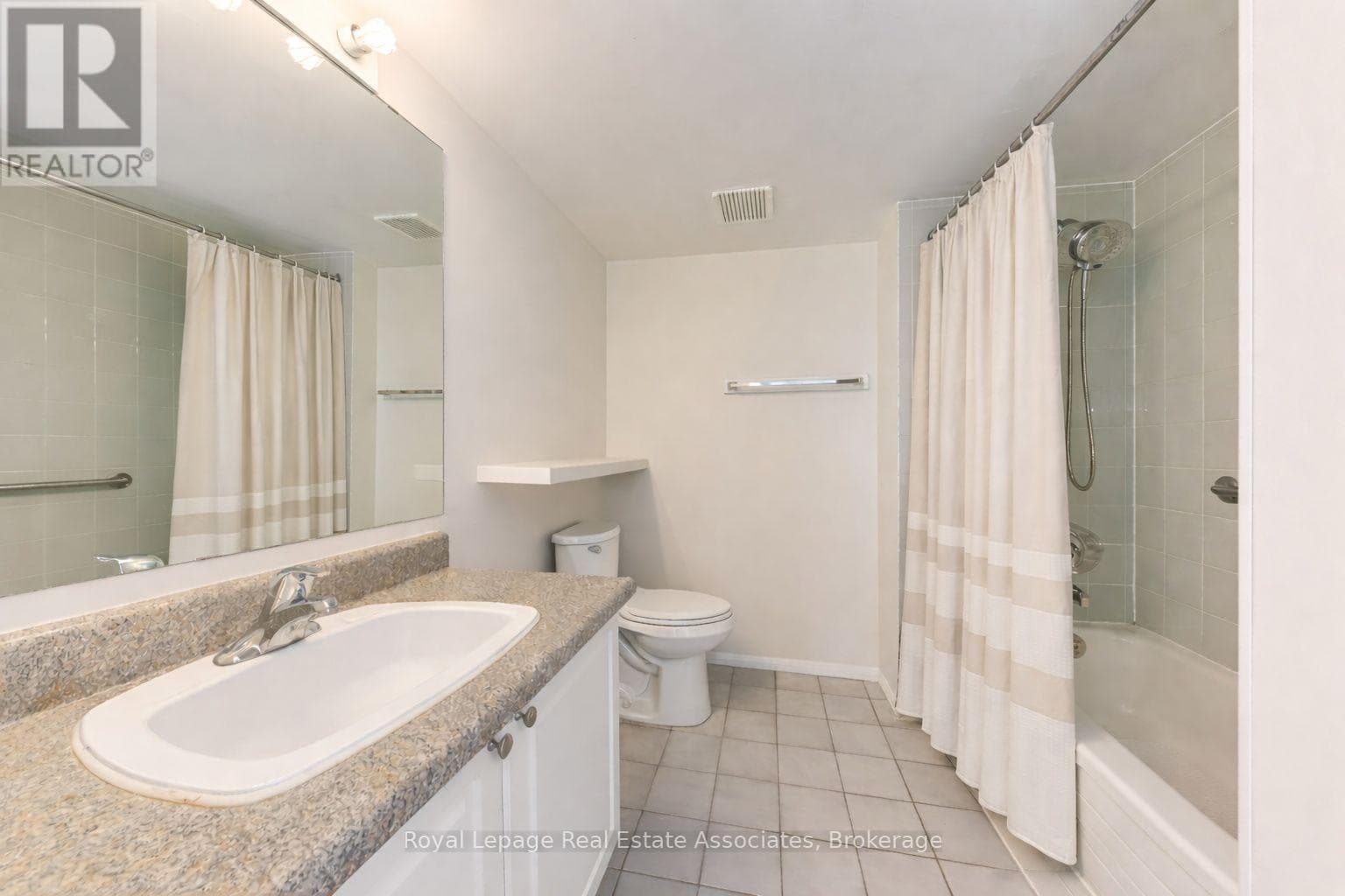 Chelsea Towers penthouse in Mississauga City Centre, steps to future Hurontario LRT 18