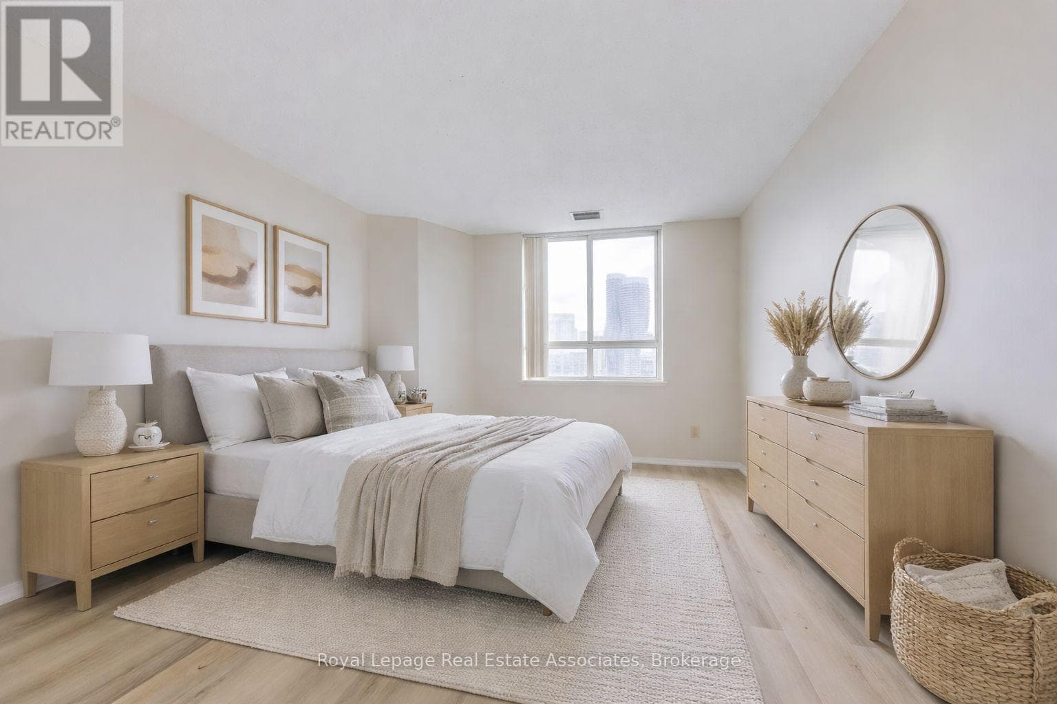 Chelsea Towers penthouse in Mississauga City Centre, steps to future Hurontario LRT 19