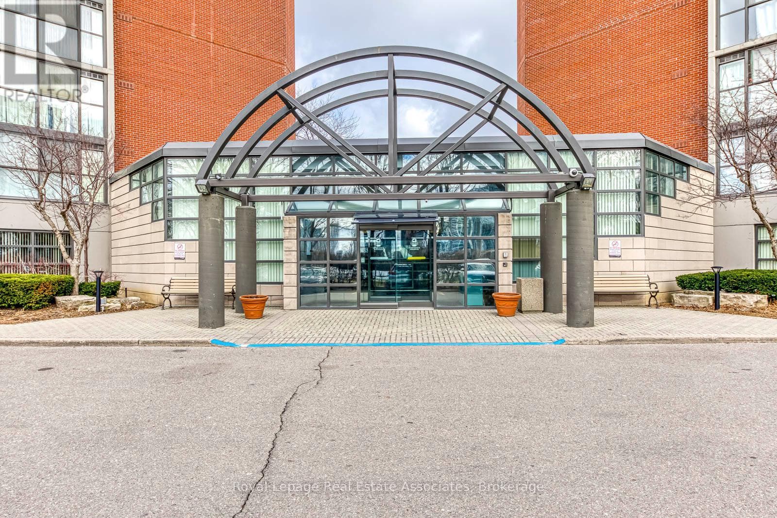 Chelsea Towers penthouse in Mississauga City Centre, steps to future Hurontario LRT 2
