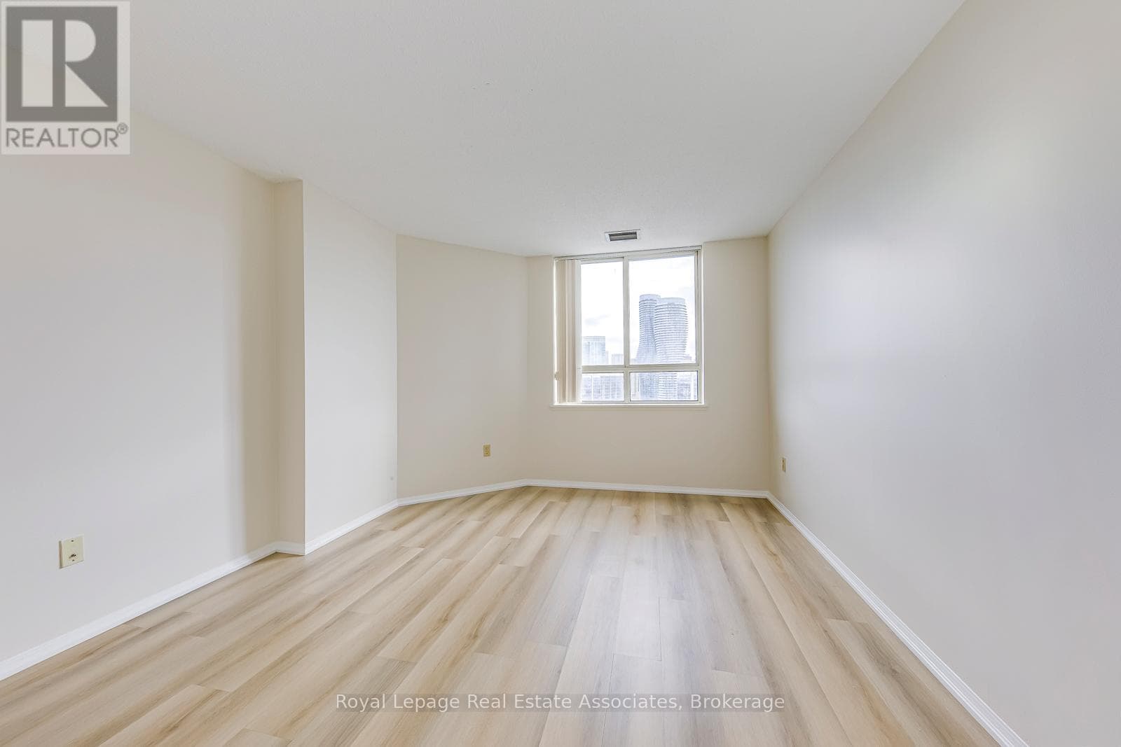 Chelsea Towers penthouse in Mississauga City Centre, steps to future Hurontario LRT 20