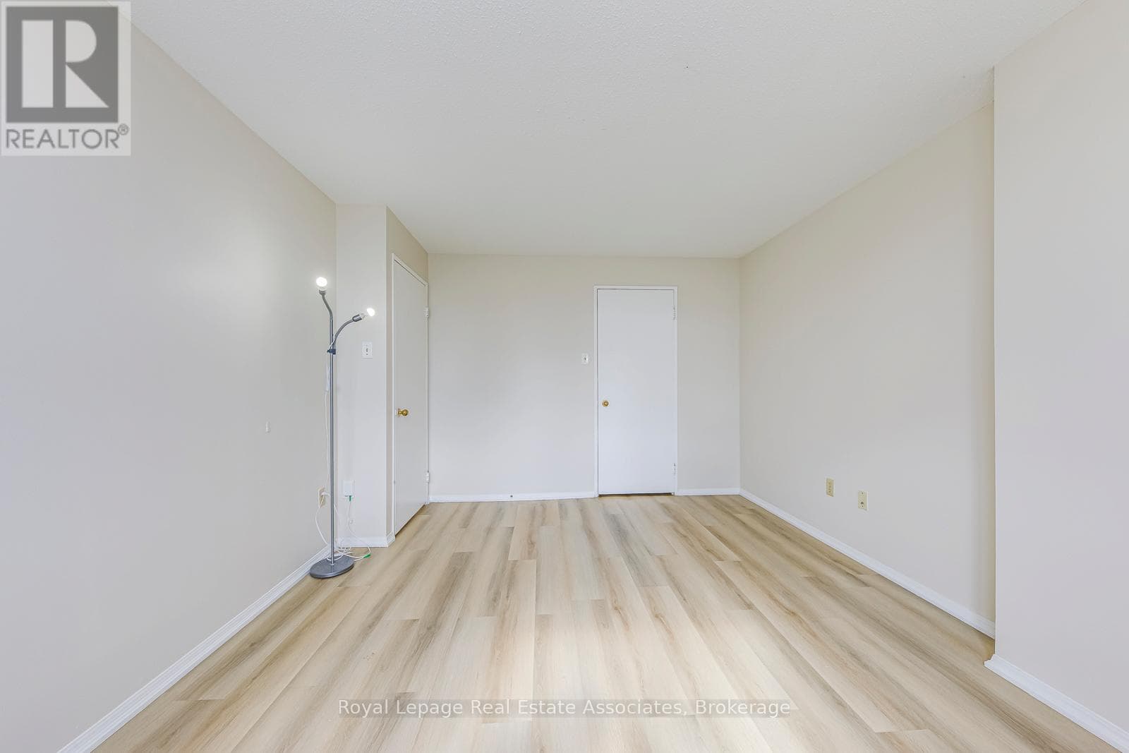 Chelsea Towers penthouse in Mississauga City Centre, steps to future Hurontario LRT 21