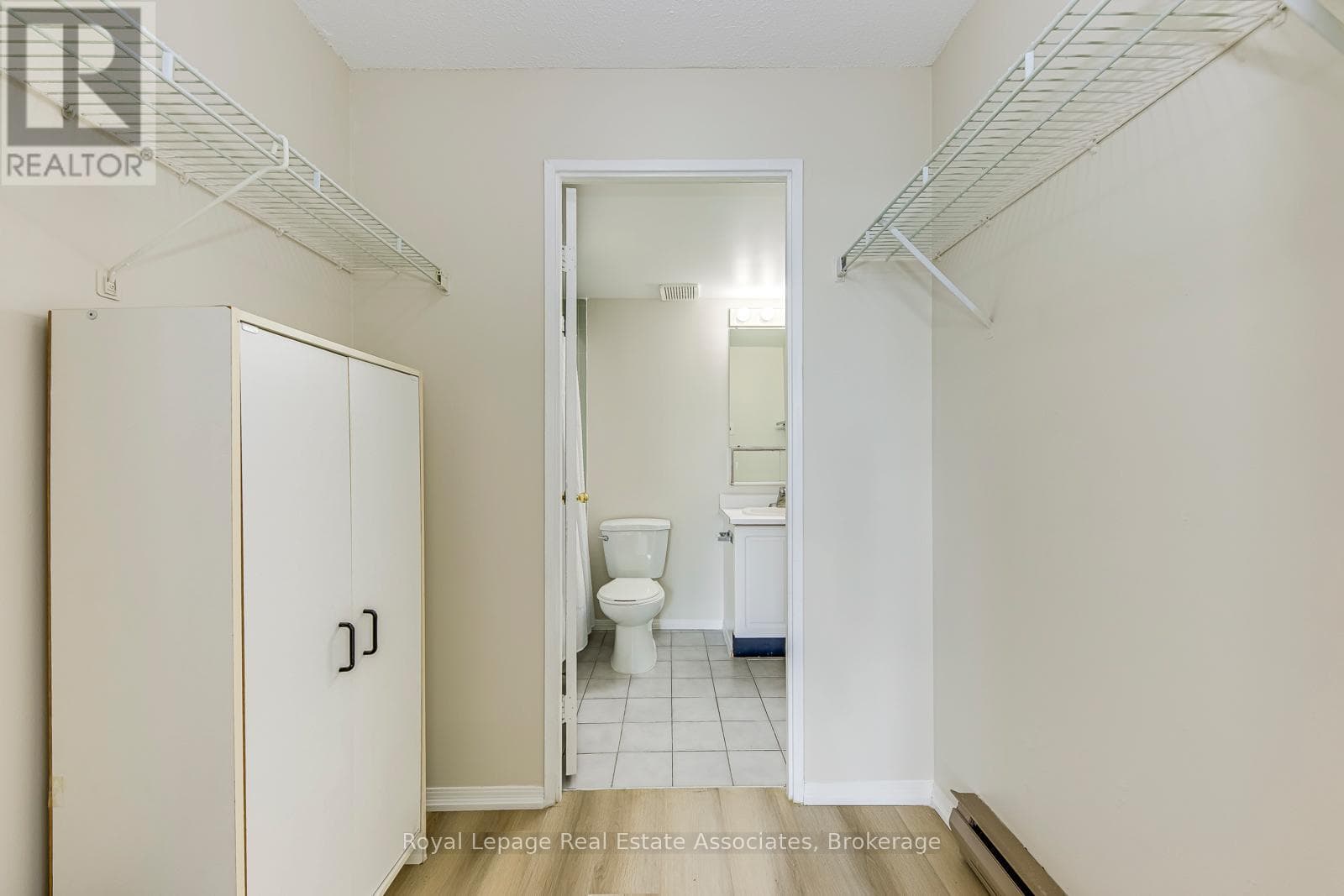 Chelsea Towers penthouse in Mississauga City Centre, steps to future Hurontario LRT 22