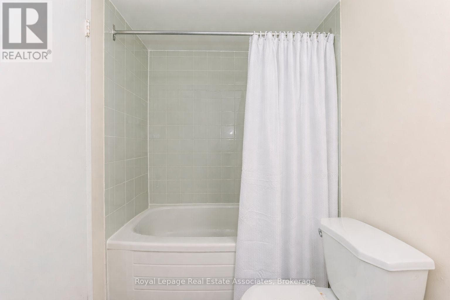 Chelsea Towers penthouse in Mississauga City Centre, steps to future Hurontario LRT 24