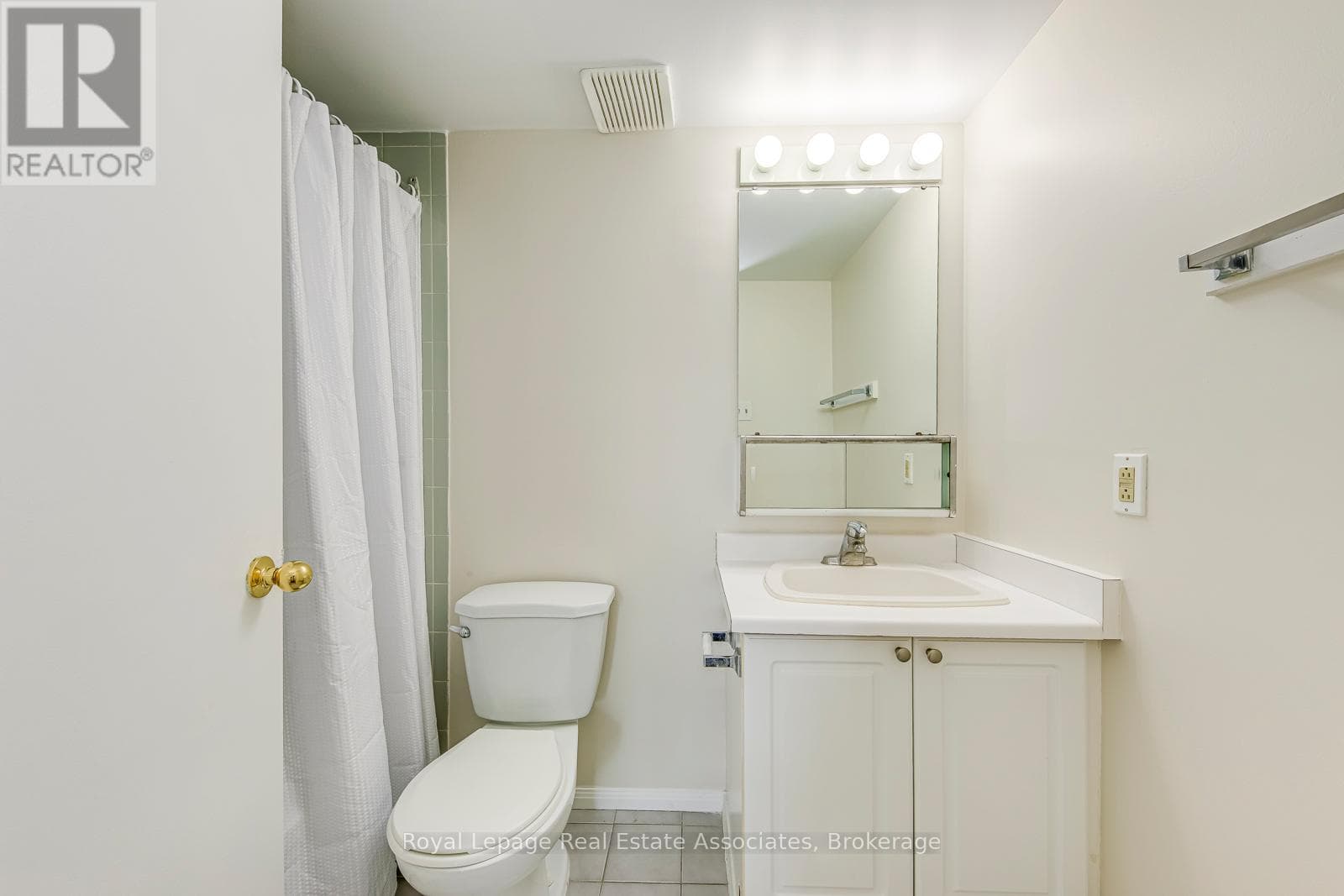 Chelsea Towers penthouse in Mississauga City Centre, steps to future Hurontario LRT 25