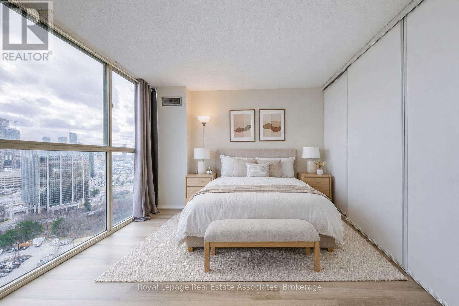Chelsea Towers penthouse in Mississauga City Centre, steps to future Hurontario LRT 26