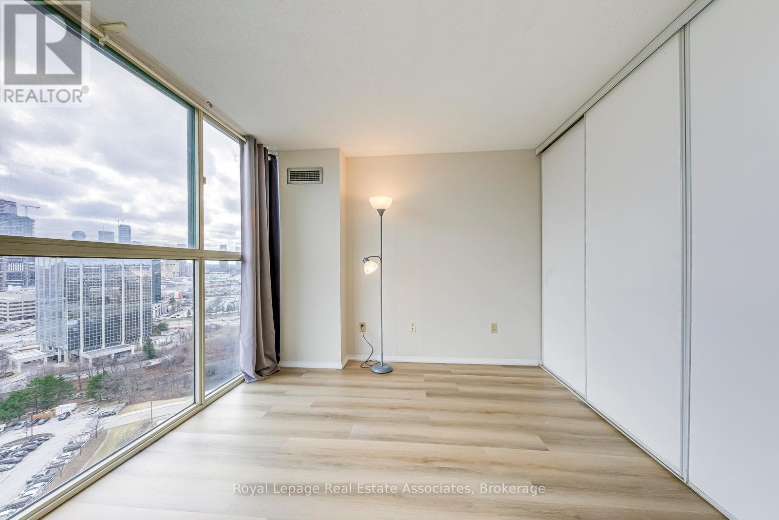 Chelsea Towers penthouse in Mississauga City Centre, steps to future Hurontario LRT 27