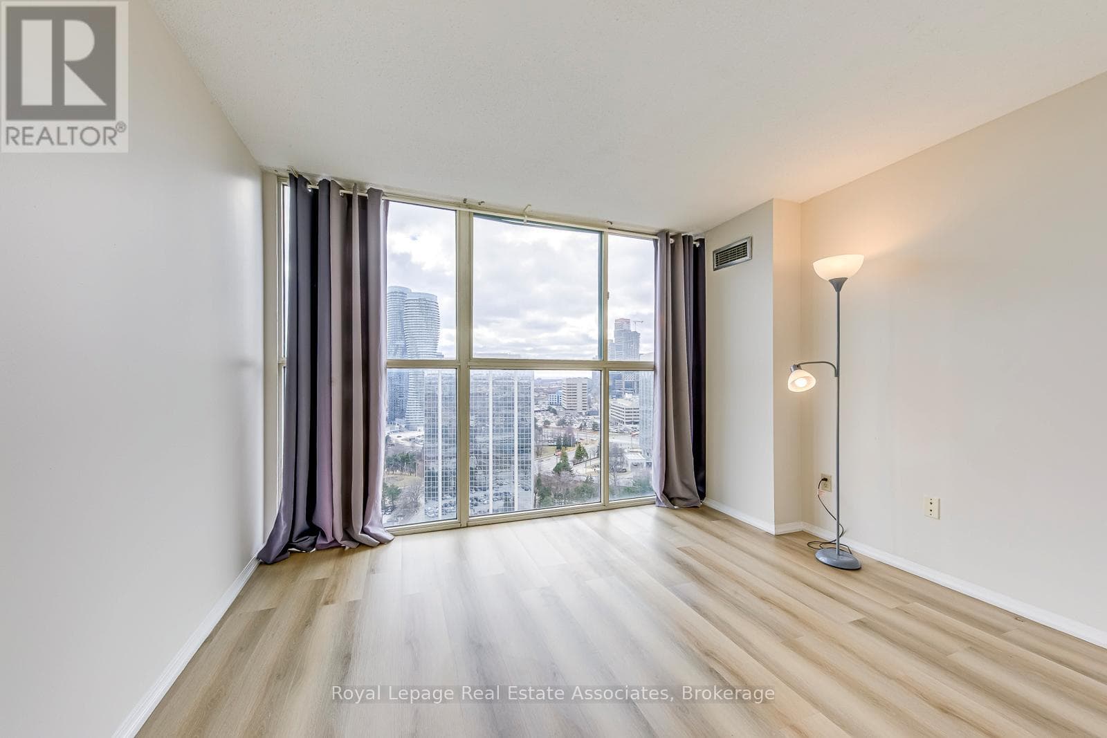 Chelsea Towers penthouse in Mississauga City Centre, steps to future Hurontario LRT 28