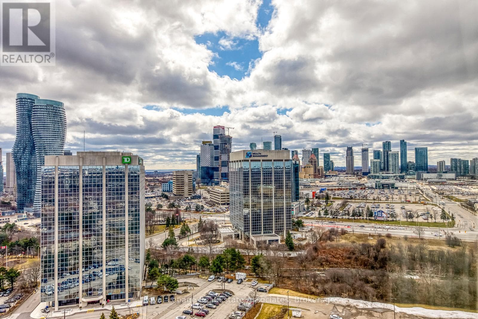Chelsea Towers penthouse in Mississauga City Centre, steps to future Hurontario LRT 29