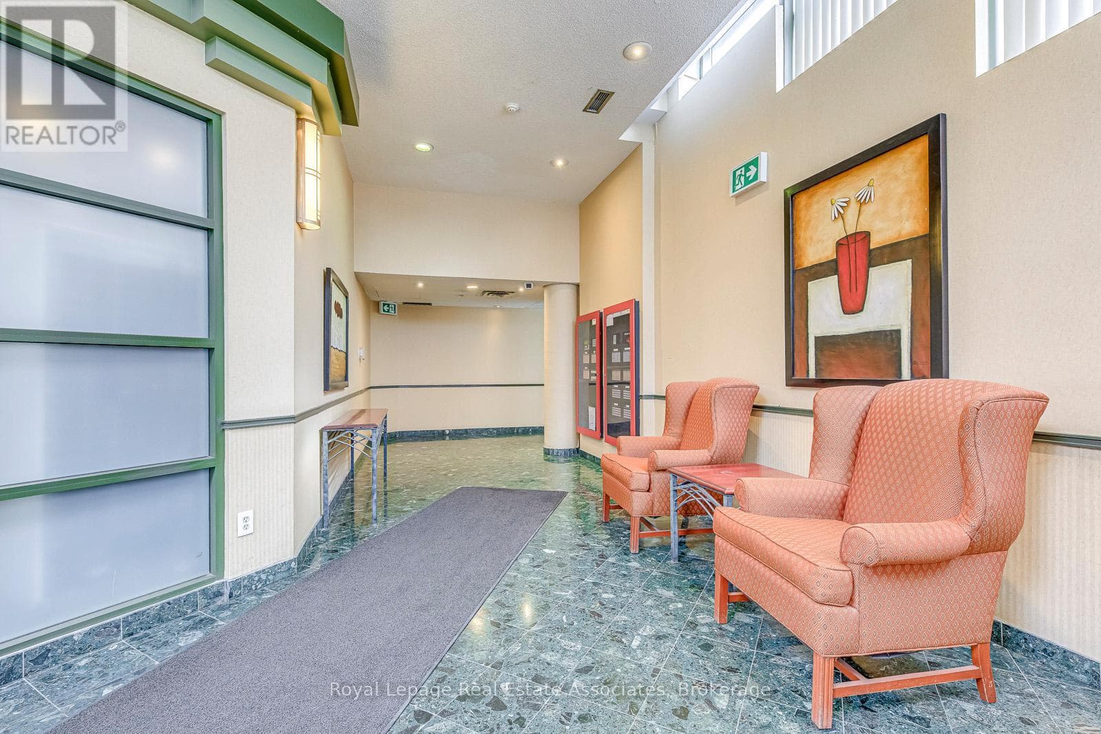 Chelsea Towers penthouse in Mississauga City Centre, steps to future Hurontario LRT 3