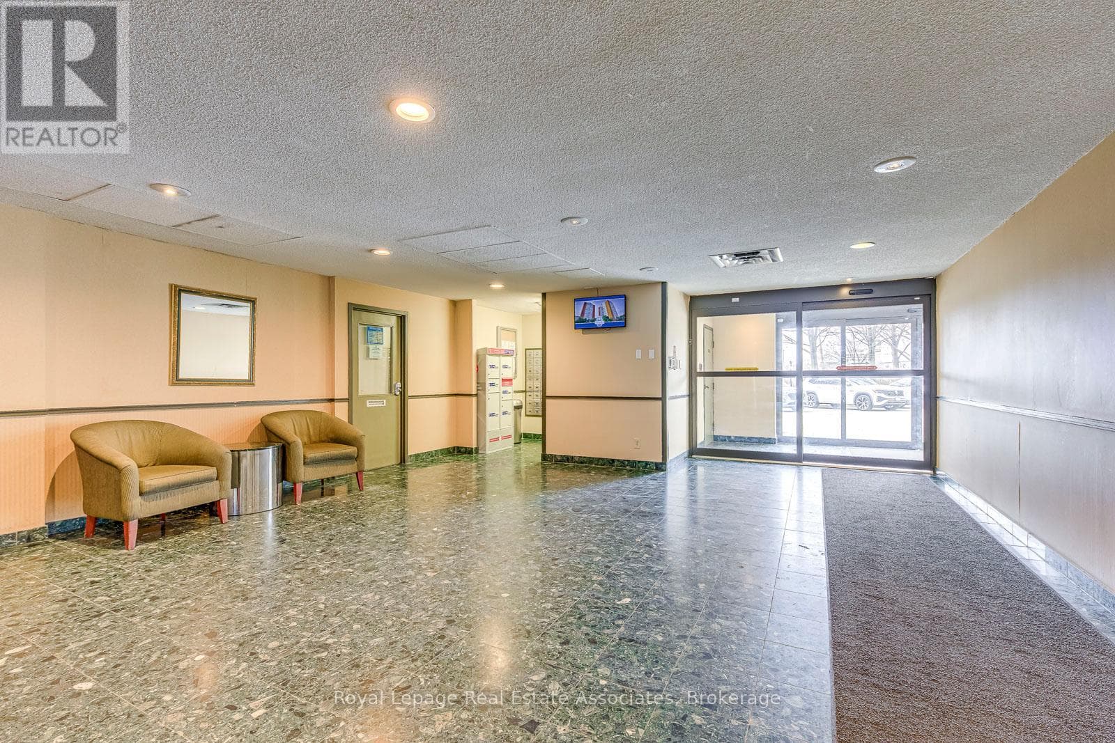 Chelsea Towers penthouse in Mississauga City Centre, steps to future Hurontario LRT 4