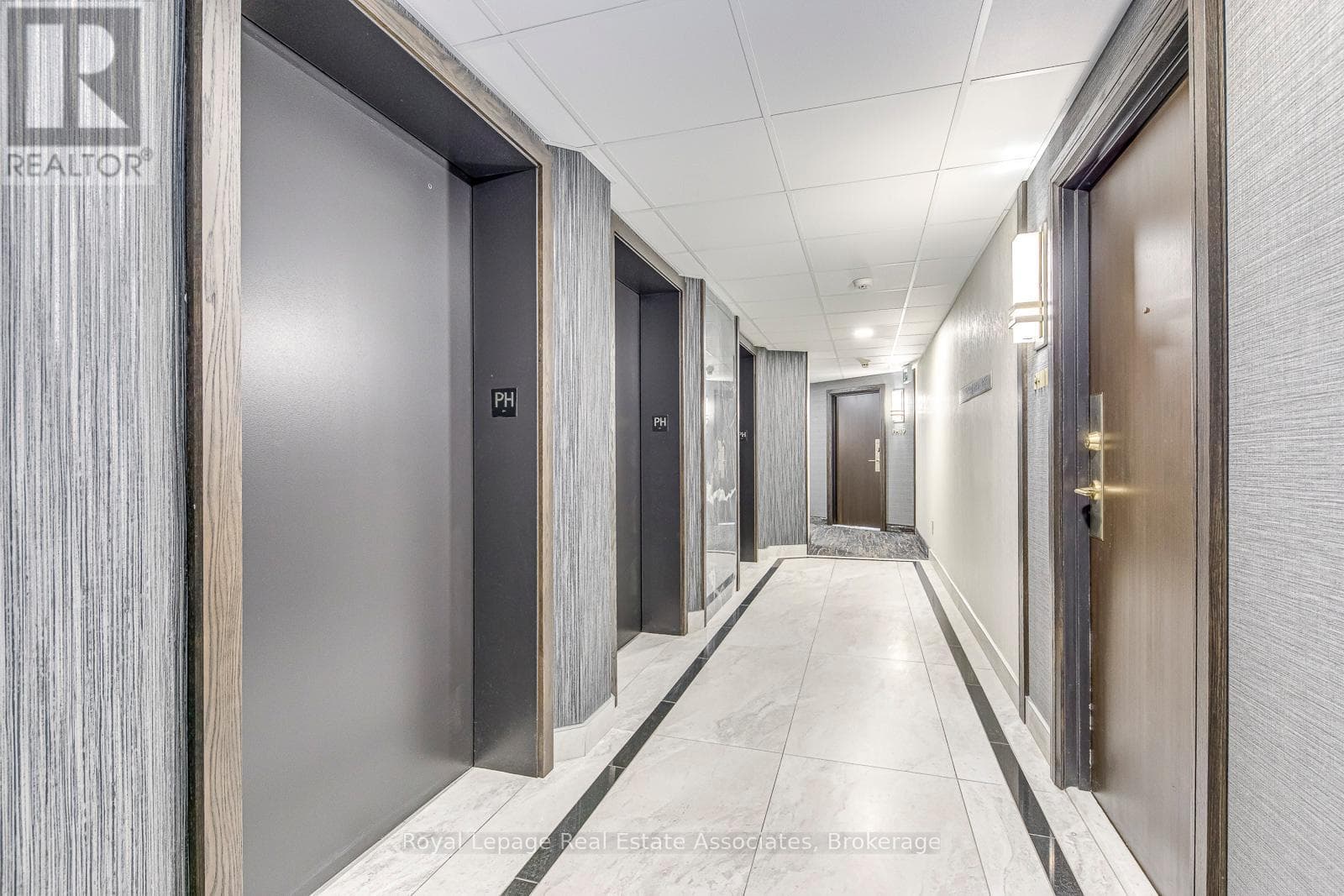 Chelsea Towers penthouse in Mississauga City Centre, steps to future Hurontario LRT 5