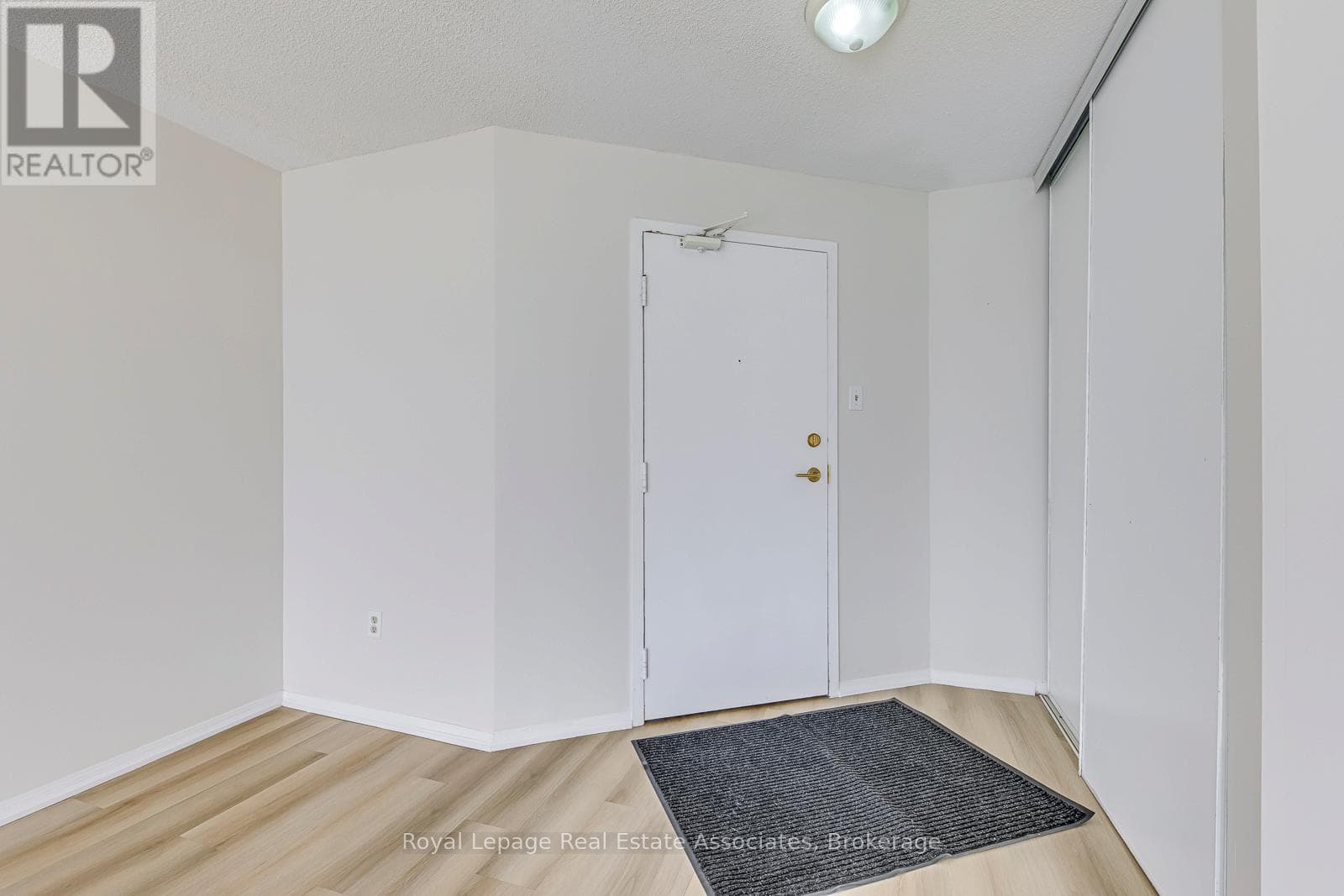 Chelsea Towers penthouse in Mississauga City Centre, steps to future Hurontario LRT 7