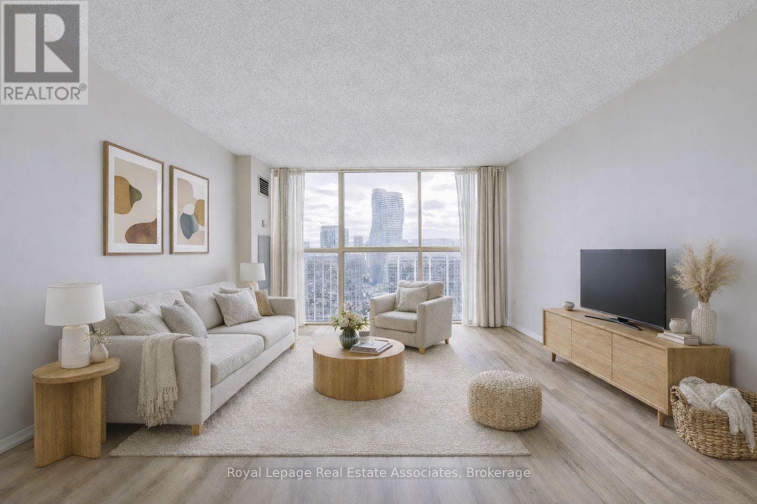 Chelsea Towers penthouse in Mississauga City Centre, steps to future Hurontario LRT 8