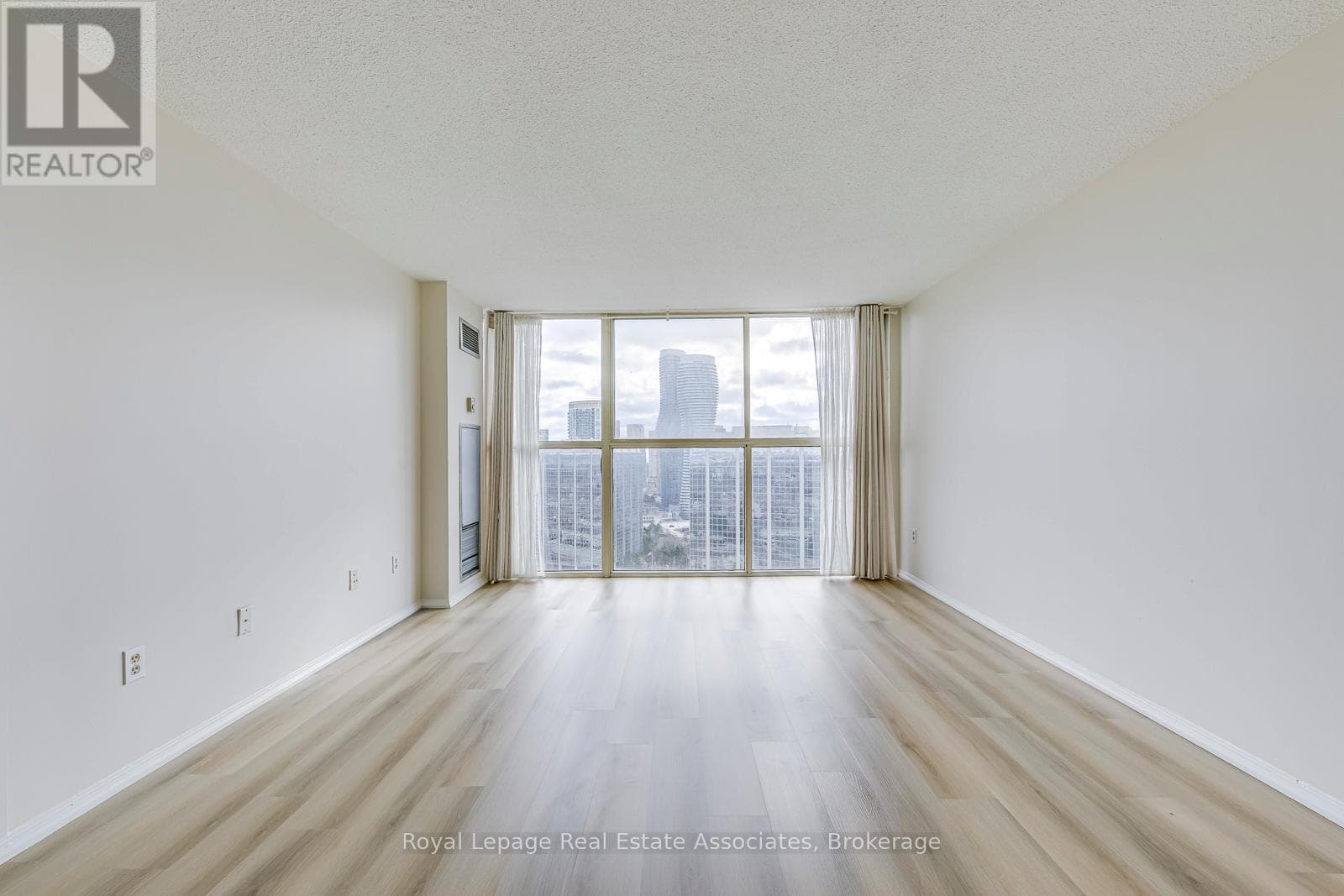 Chelsea Towers penthouse in Mississauga City Centre, steps to future Hurontario LRT 9