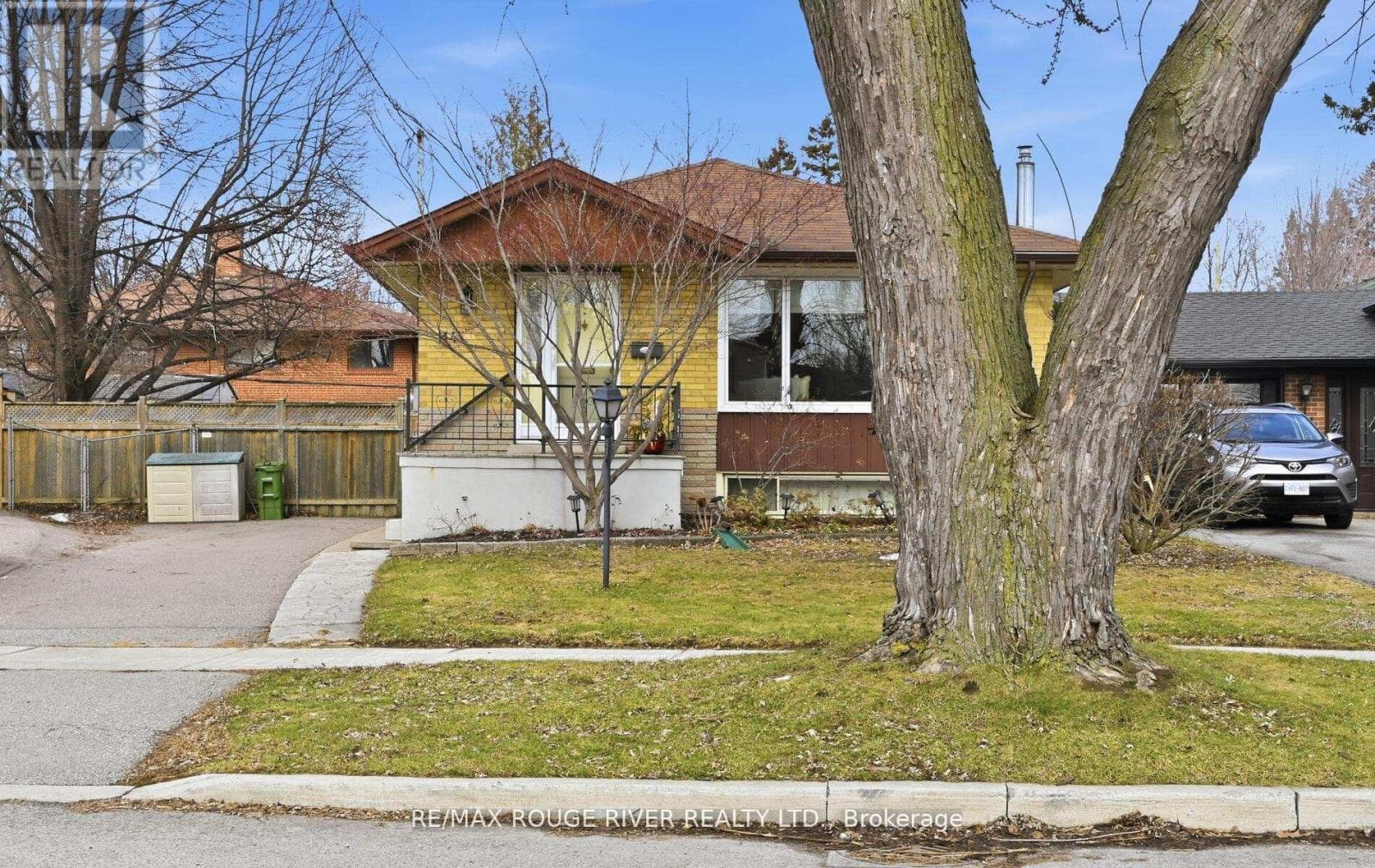 Updated Woburn bungalow with separate side entrance and finished basement on 40 x 100 lot 38