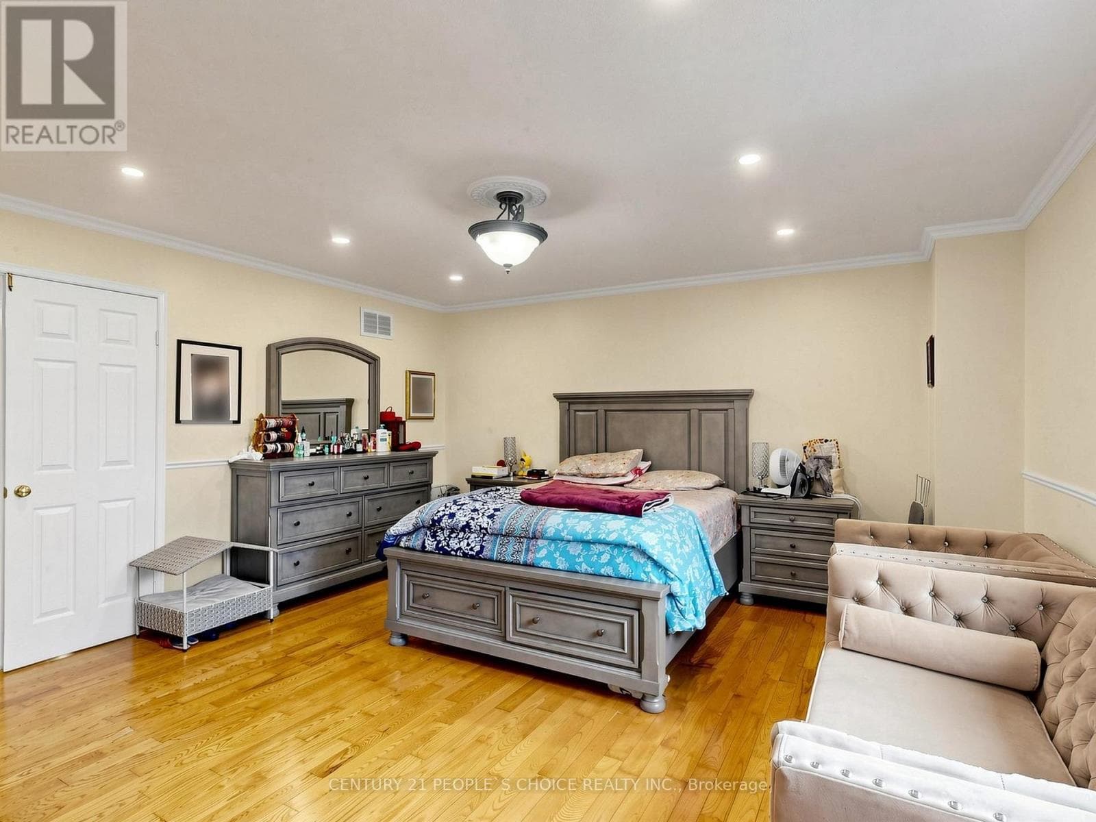 East Credit executive detached with separate-entrance basement apartment on a cul-de-sac 23