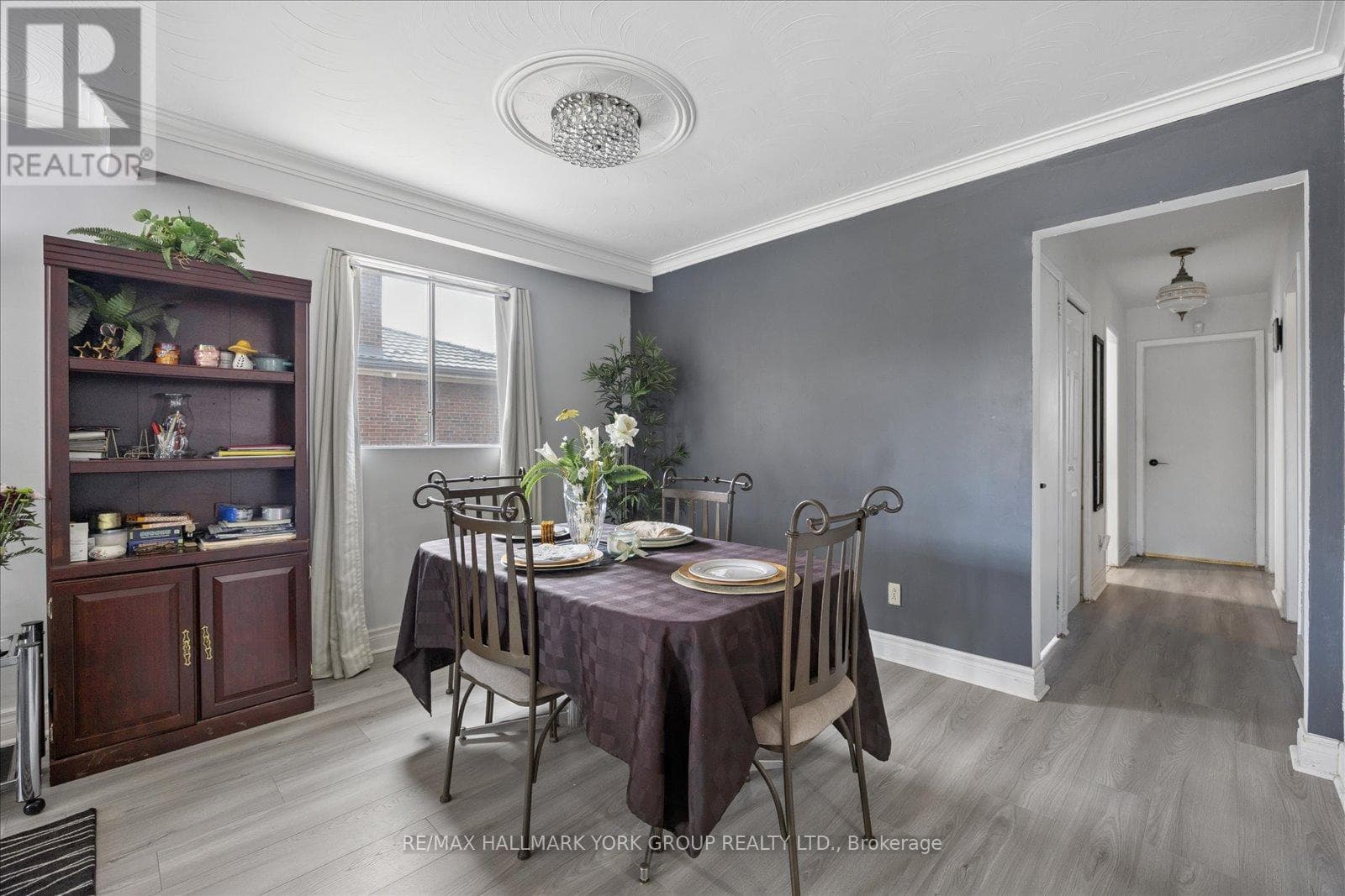 Brick bungalow in West Hill with 3+3 layout, separate-entrance basement, and second kitchen 11
