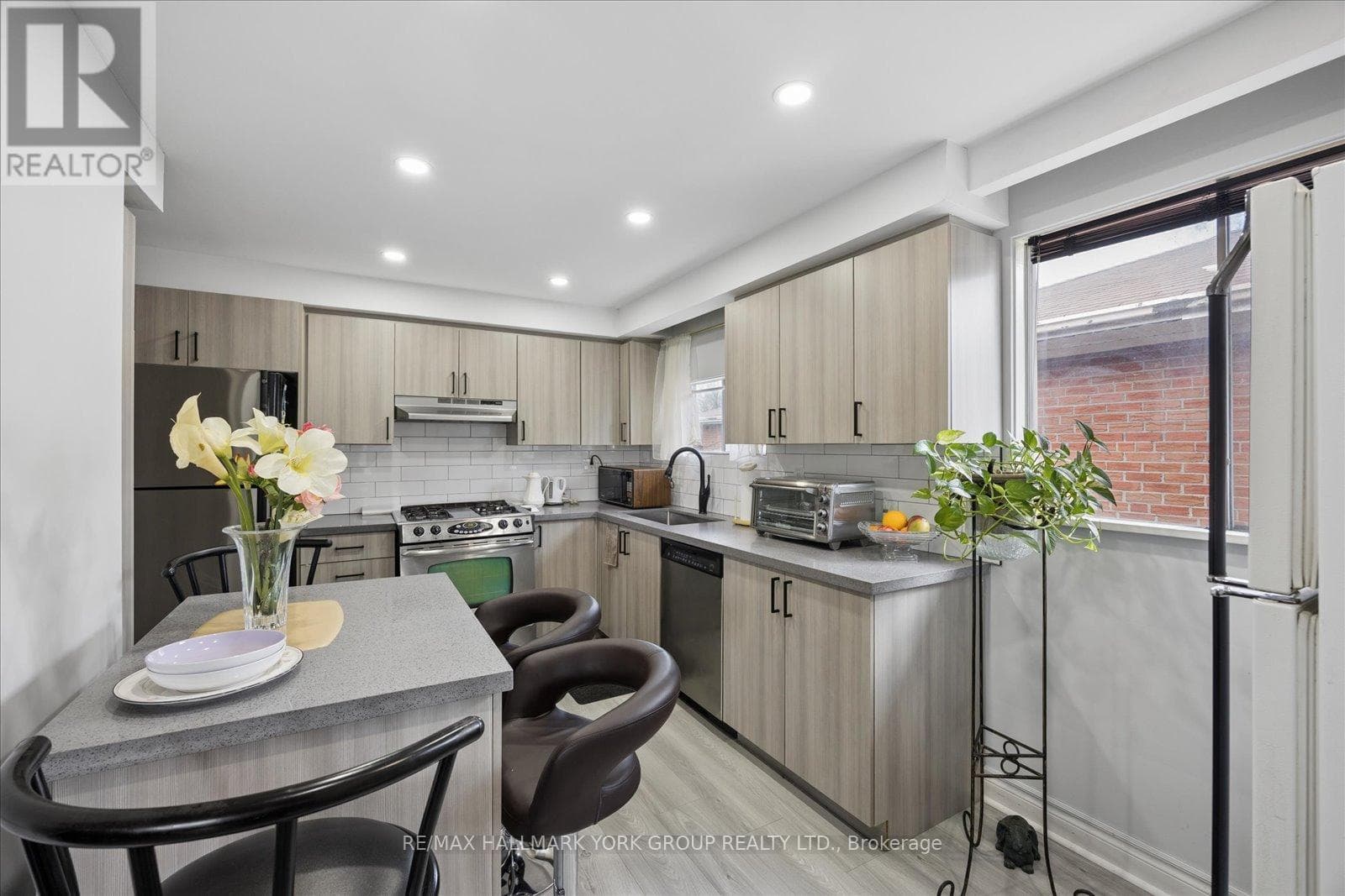 Brick bungalow in West Hill with 3+3 layout, separate-entrance basement, and second kitchen 13
